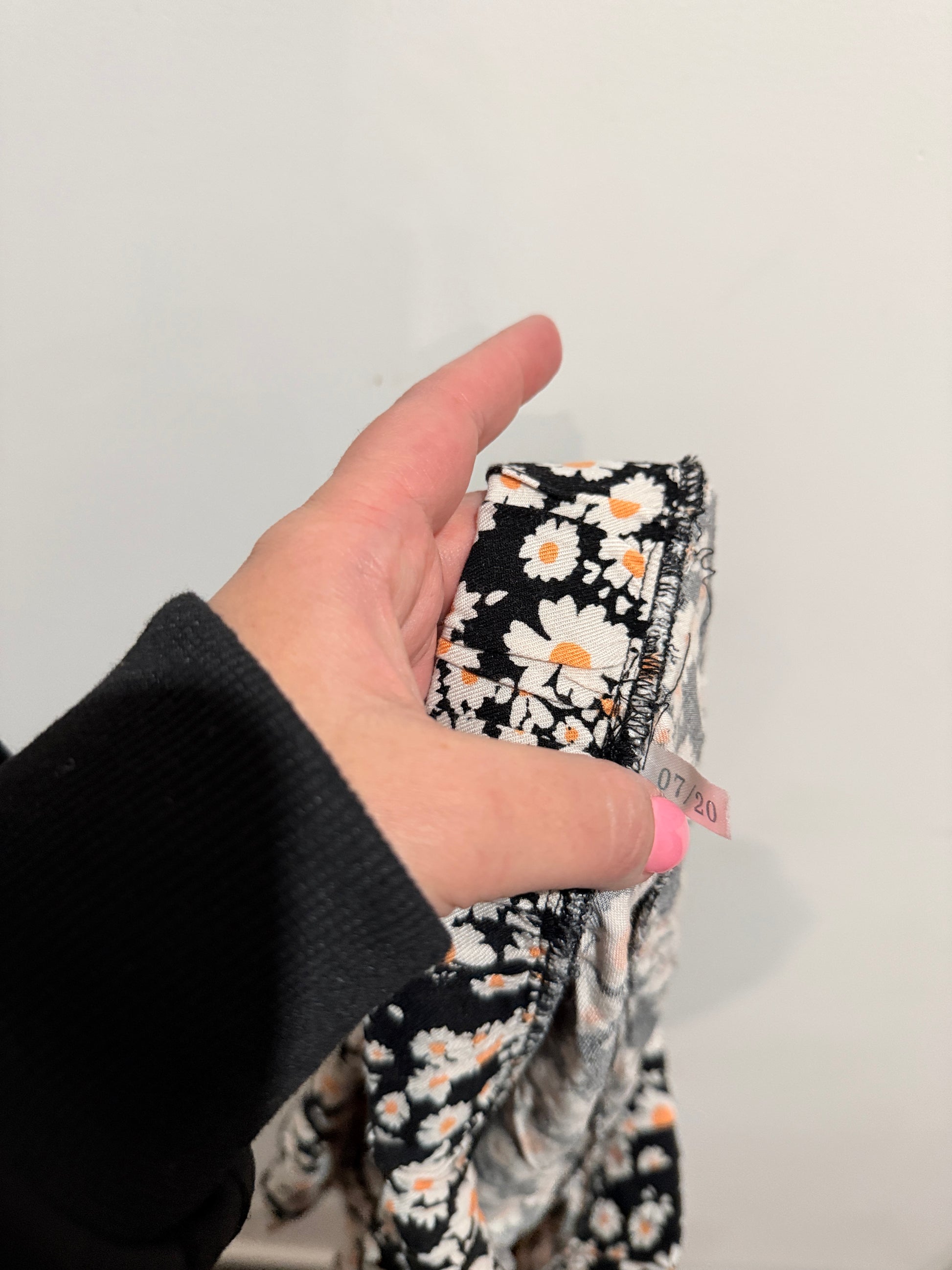 Brand Unknown Floral Print High-waisted Shorts Size 7/20 | Waist 72cm