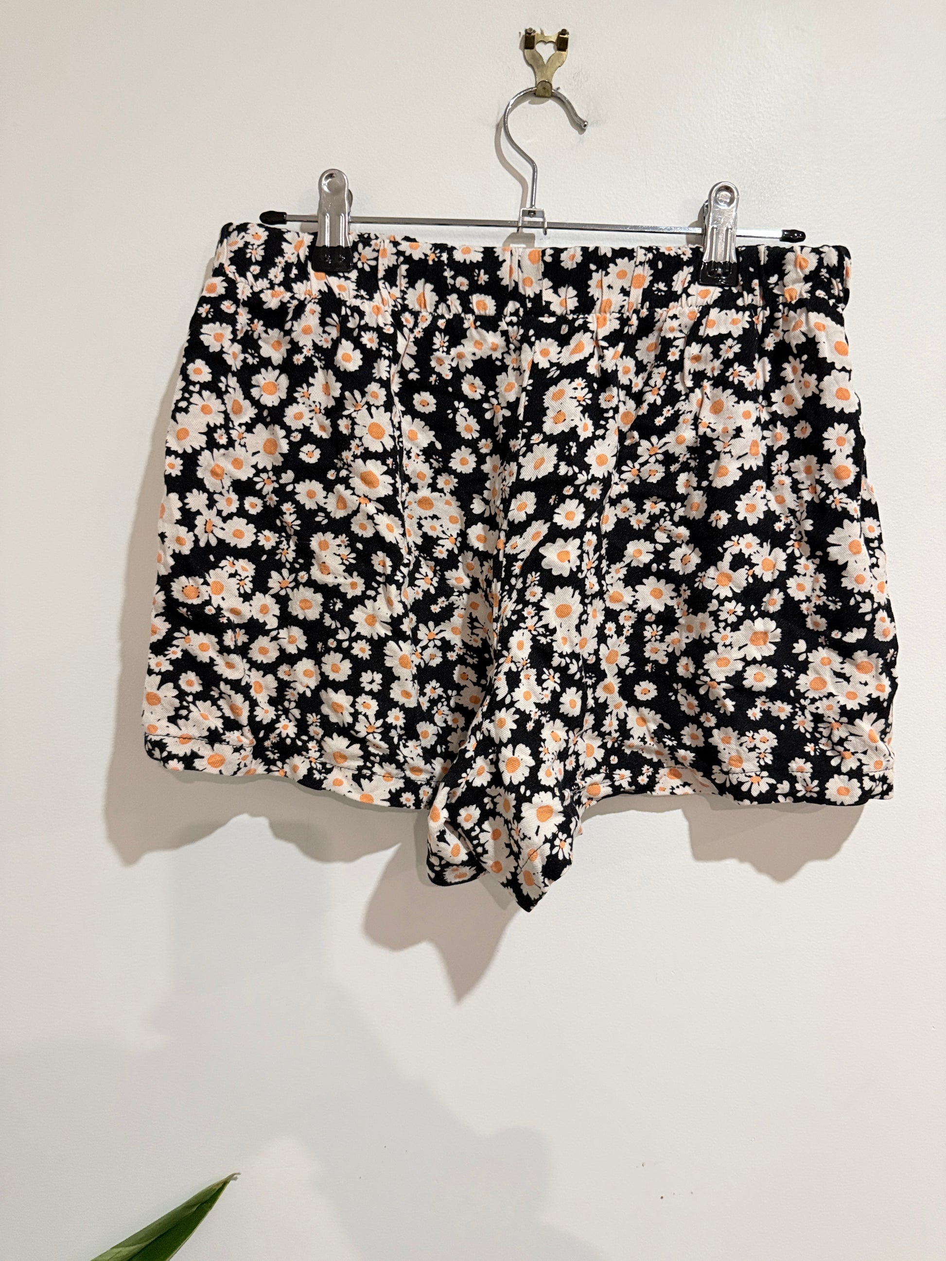 Brand Unknown Floral Print High-waisted Shorts Size 7/20 | Waist 72cm