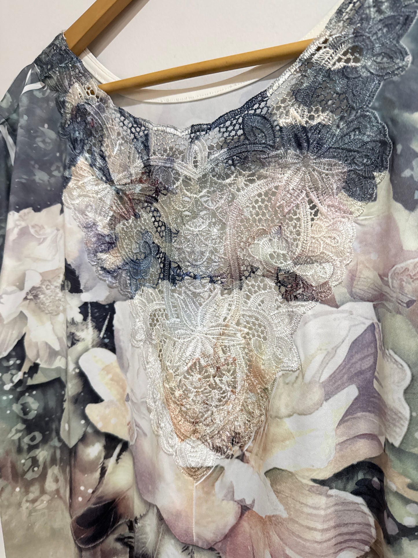 Brand Unknown Floral Print Tunic Top Size U/Arm to U/Arm 56cm