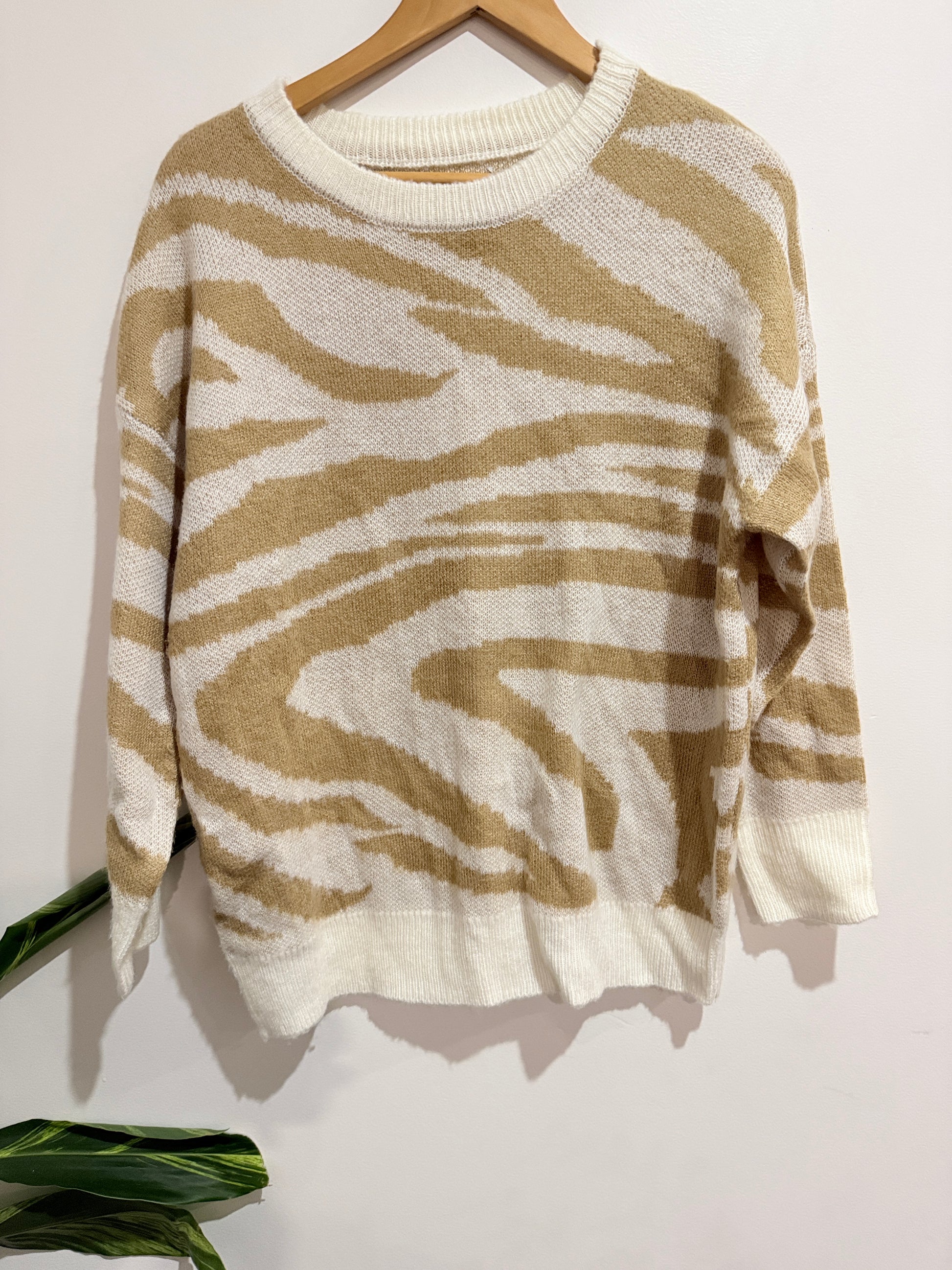 Brand Unknown Zebra Striped Sweater Size U/Arm to U/Arm 57cm