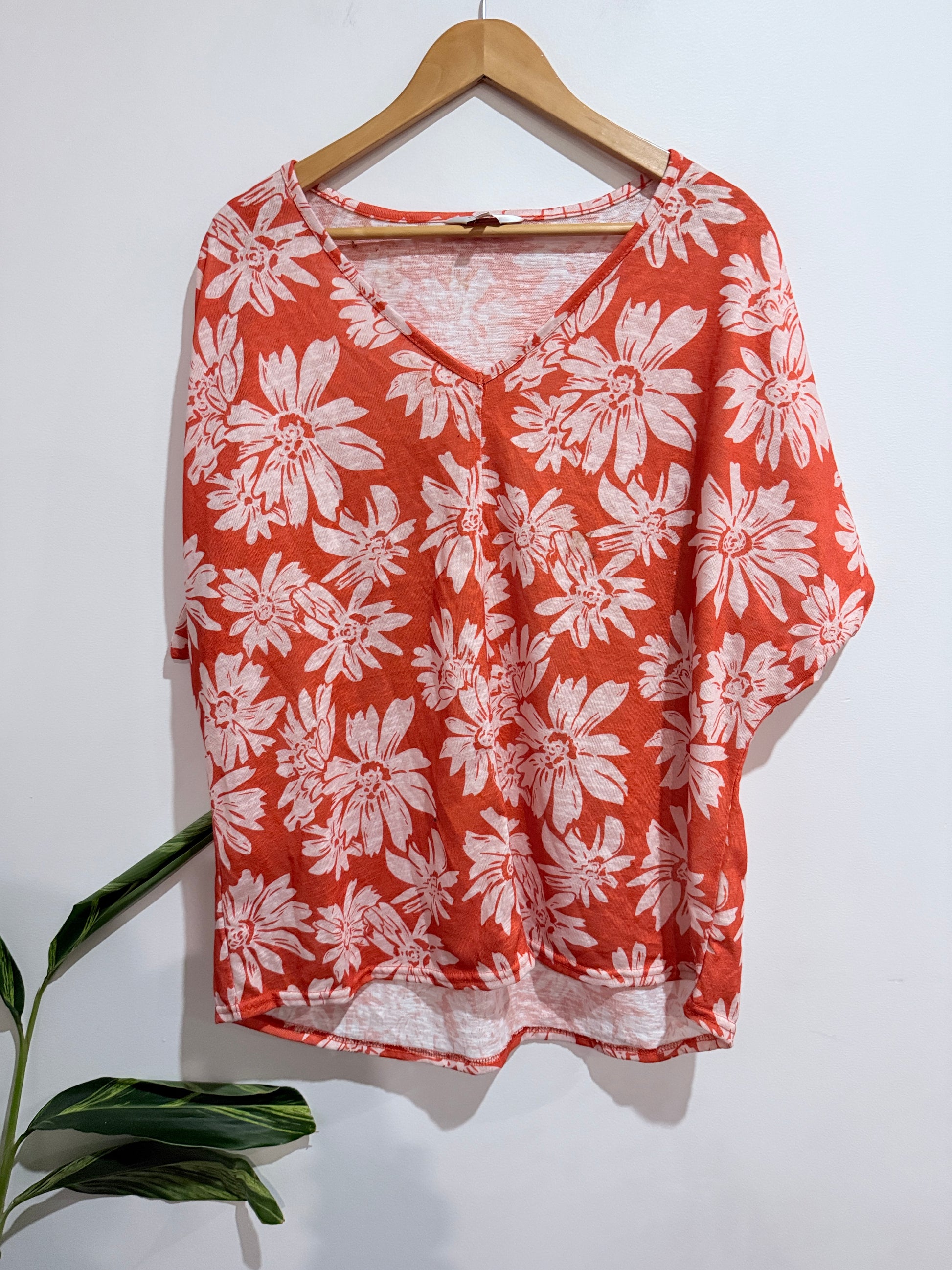 Capture Floral Print V-neck Shirt Size 20