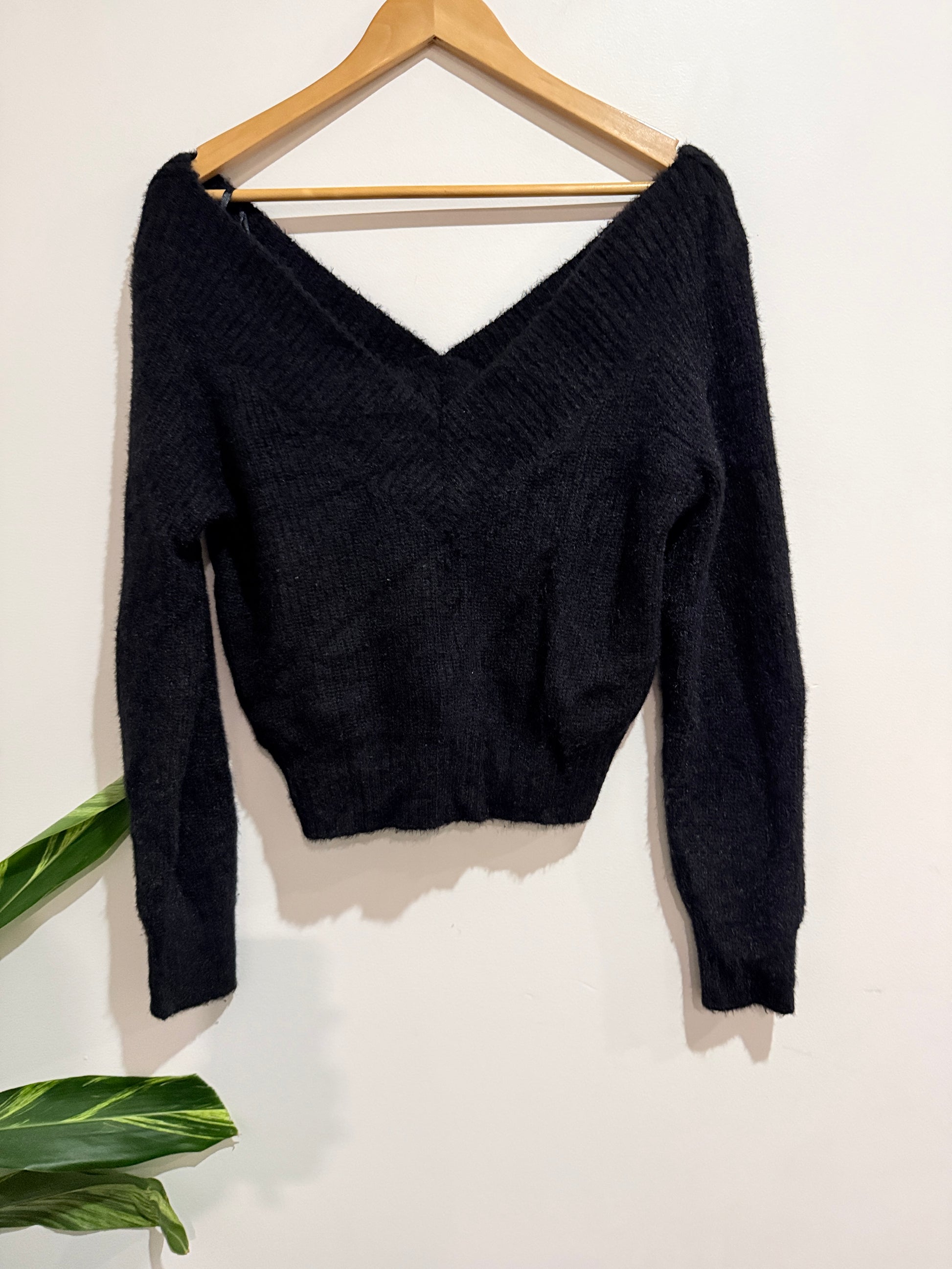 H & M Divided Knit V-neck Sweater Size S