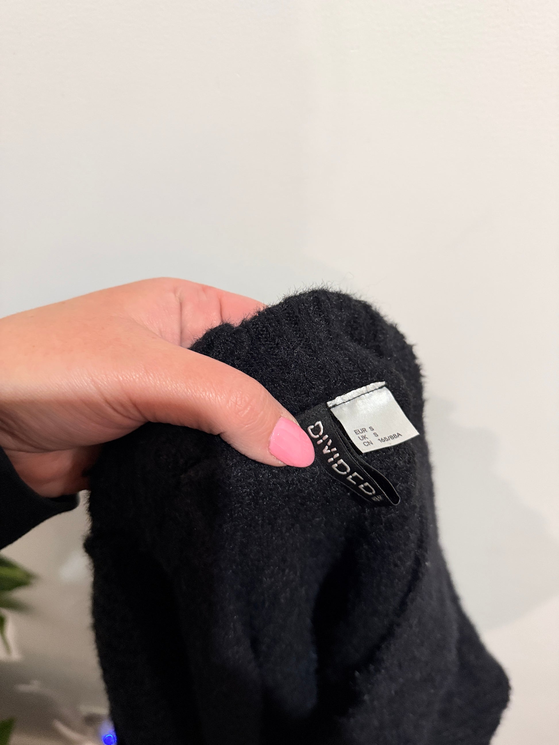 H & M Divided Knit V-neck Sweater Size S