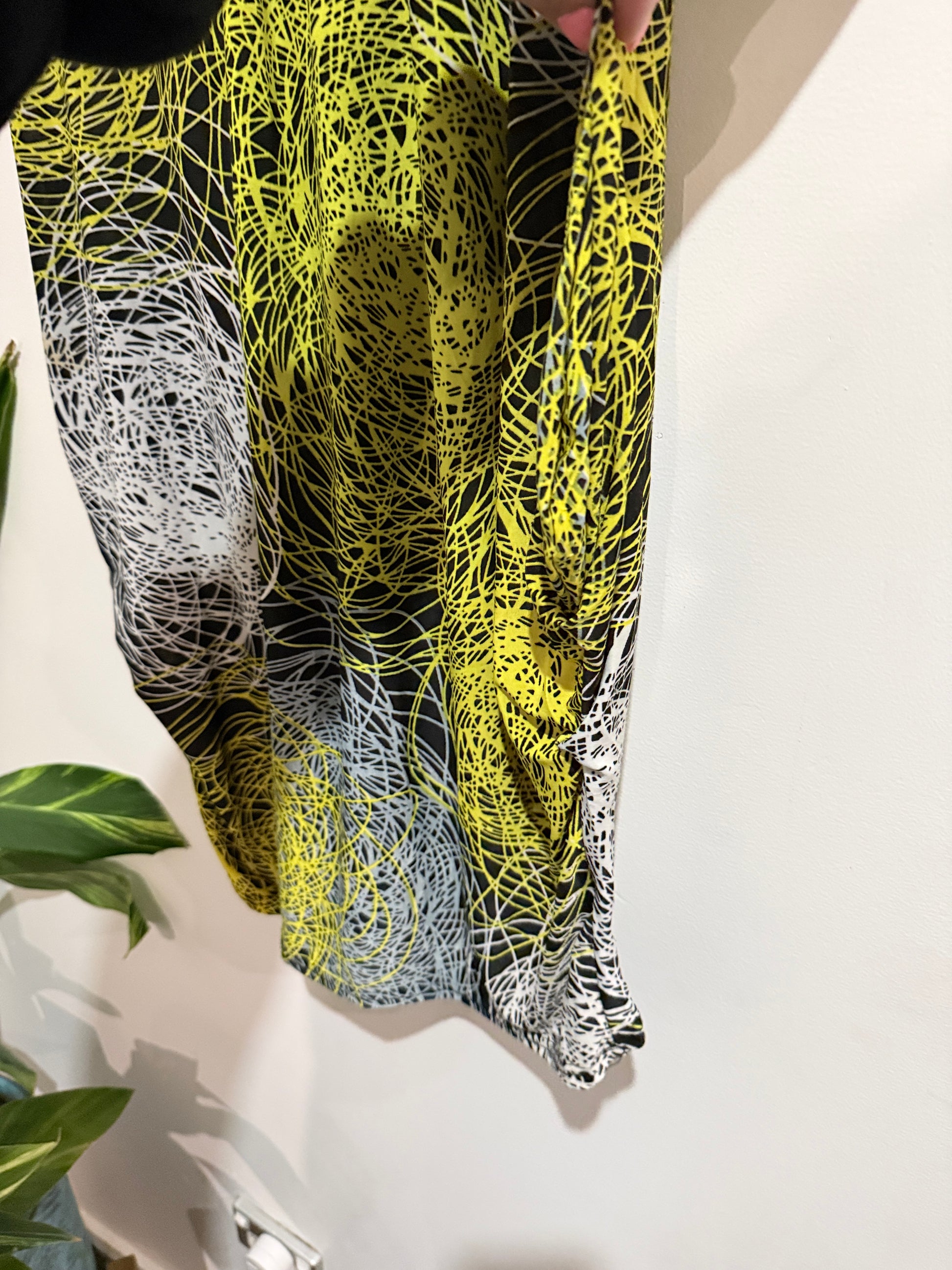 GL Abstract Pattern Top Size U/Arm to U/Arm 50cm