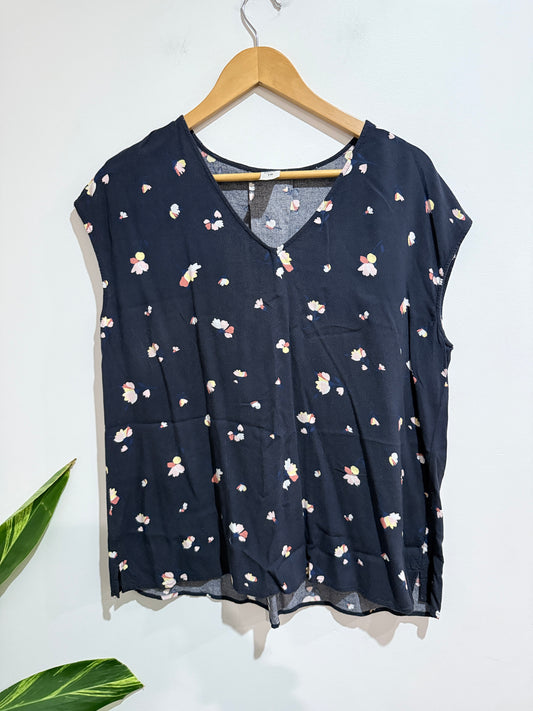 Now Floral V-neck Top Size 16