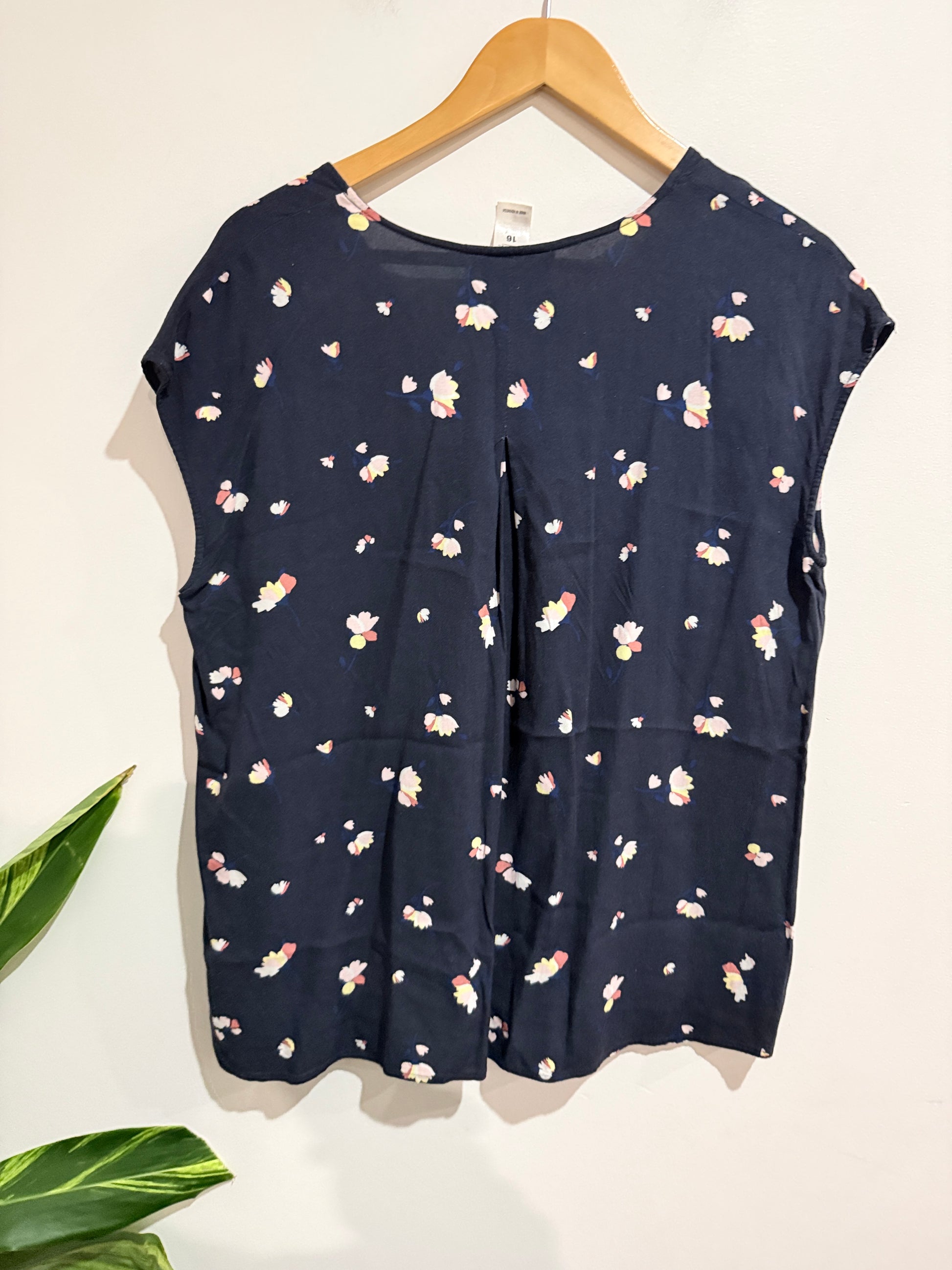 Now Floral V-neck Top Size 16