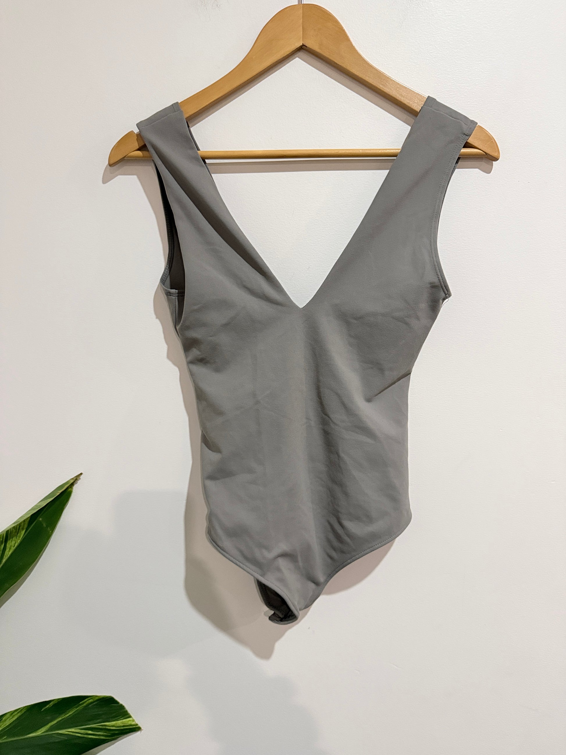Brand Unknown V-neck Bodysuit Size U/Arm to U/Arm 38cm