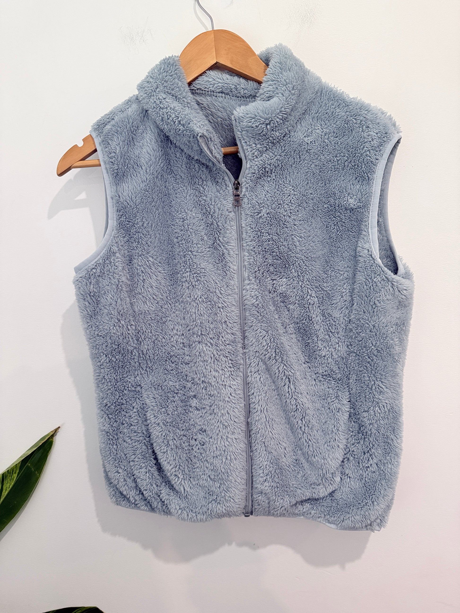 Brand Unknown Fluffy Fleece Vest Size XL | U/Arm to U/Arm 56cm