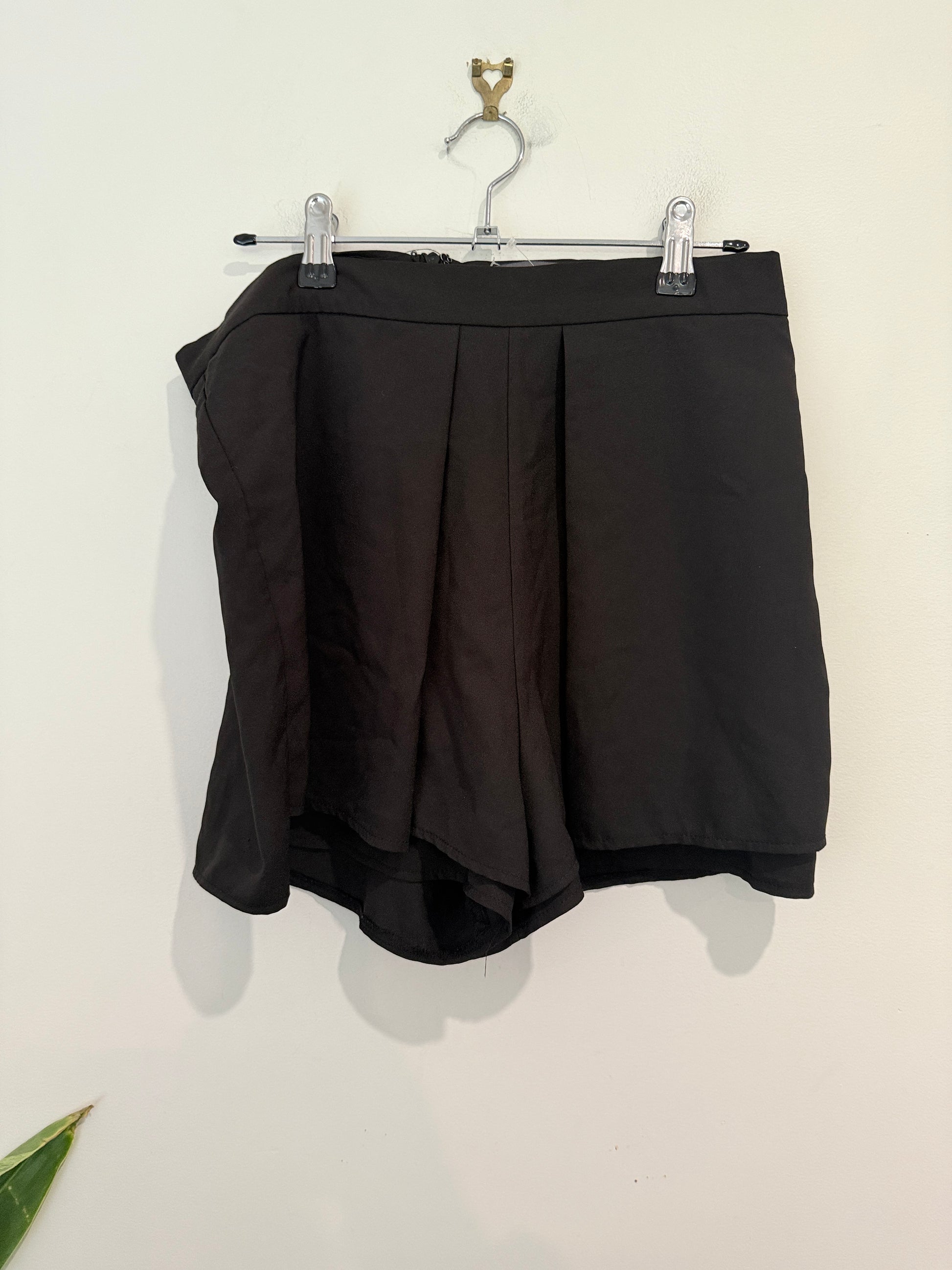 Mirrou Pleated Shorts Size 12