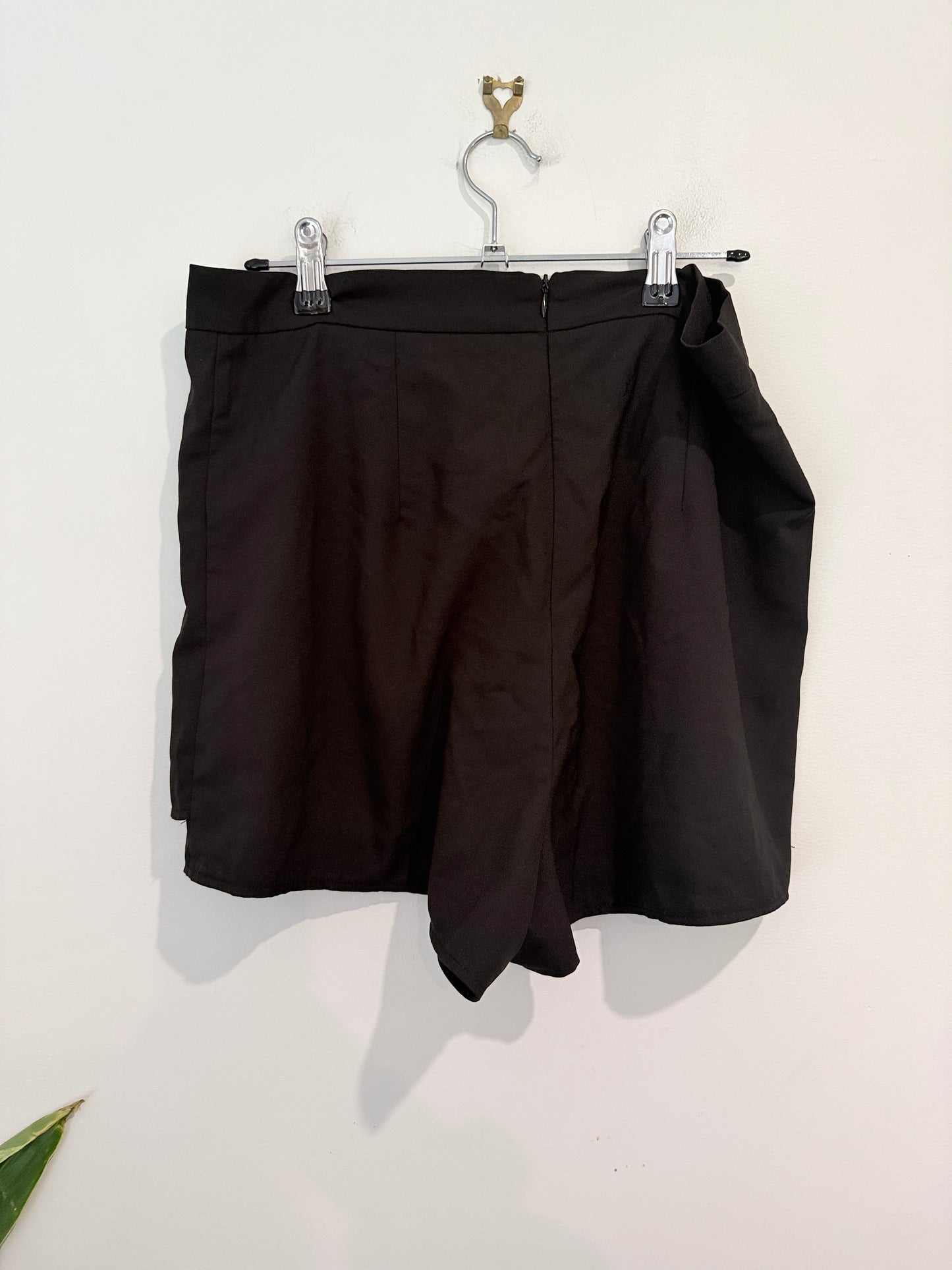 Mirrou Pleated Shorts Size 12