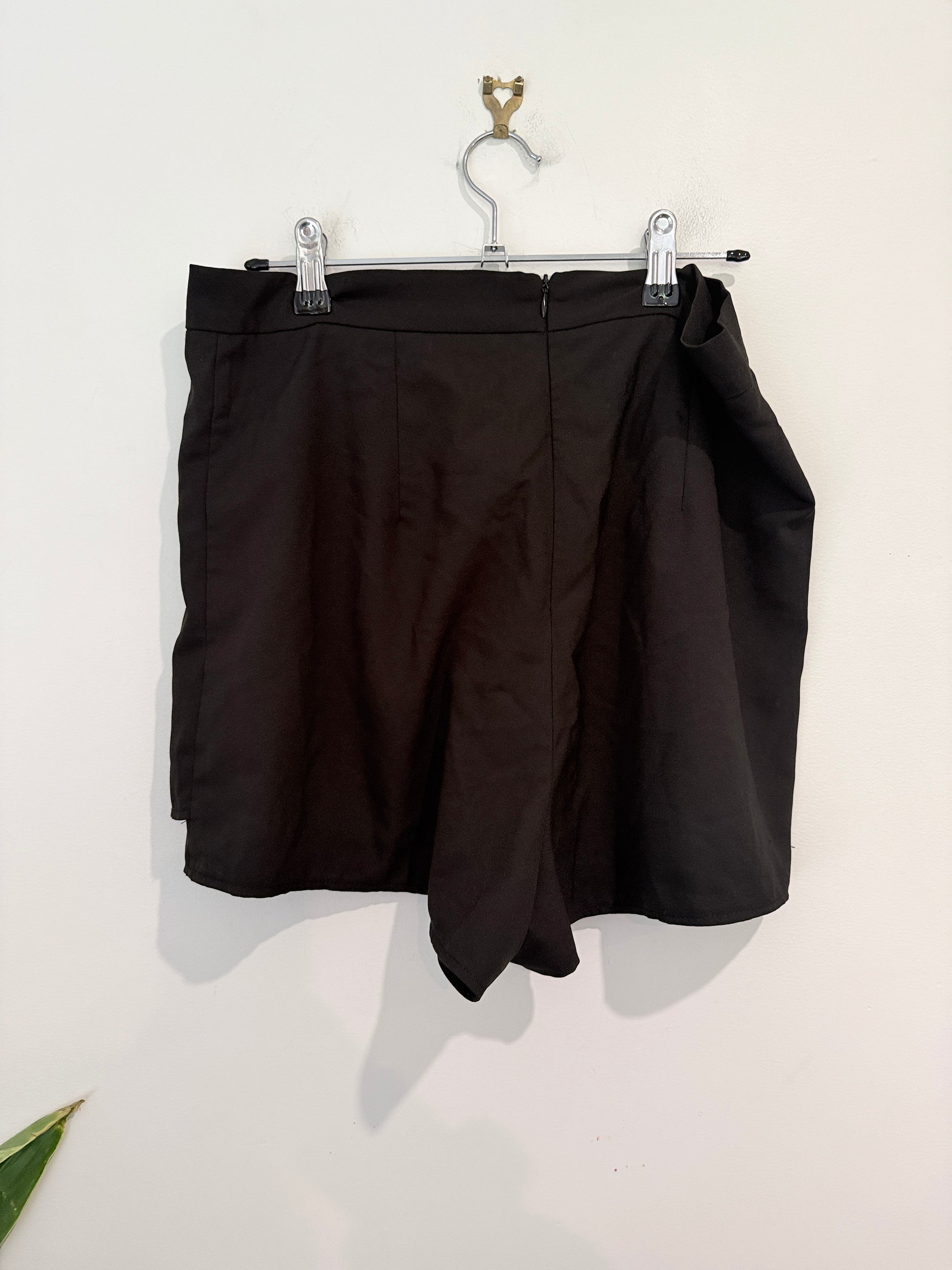 Mirrou Pleated Shorts Size 12
