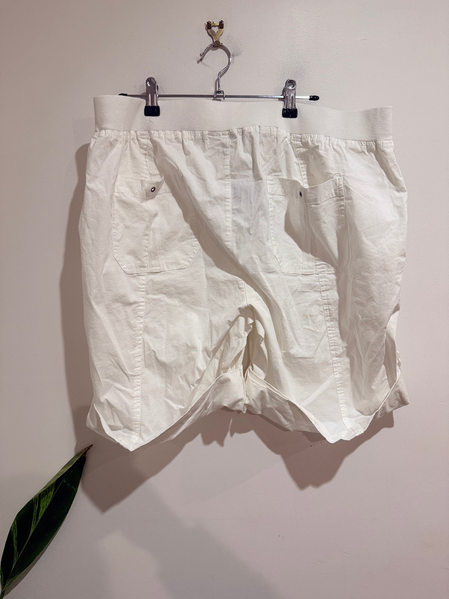Capture White Cargo Shorts Size 18