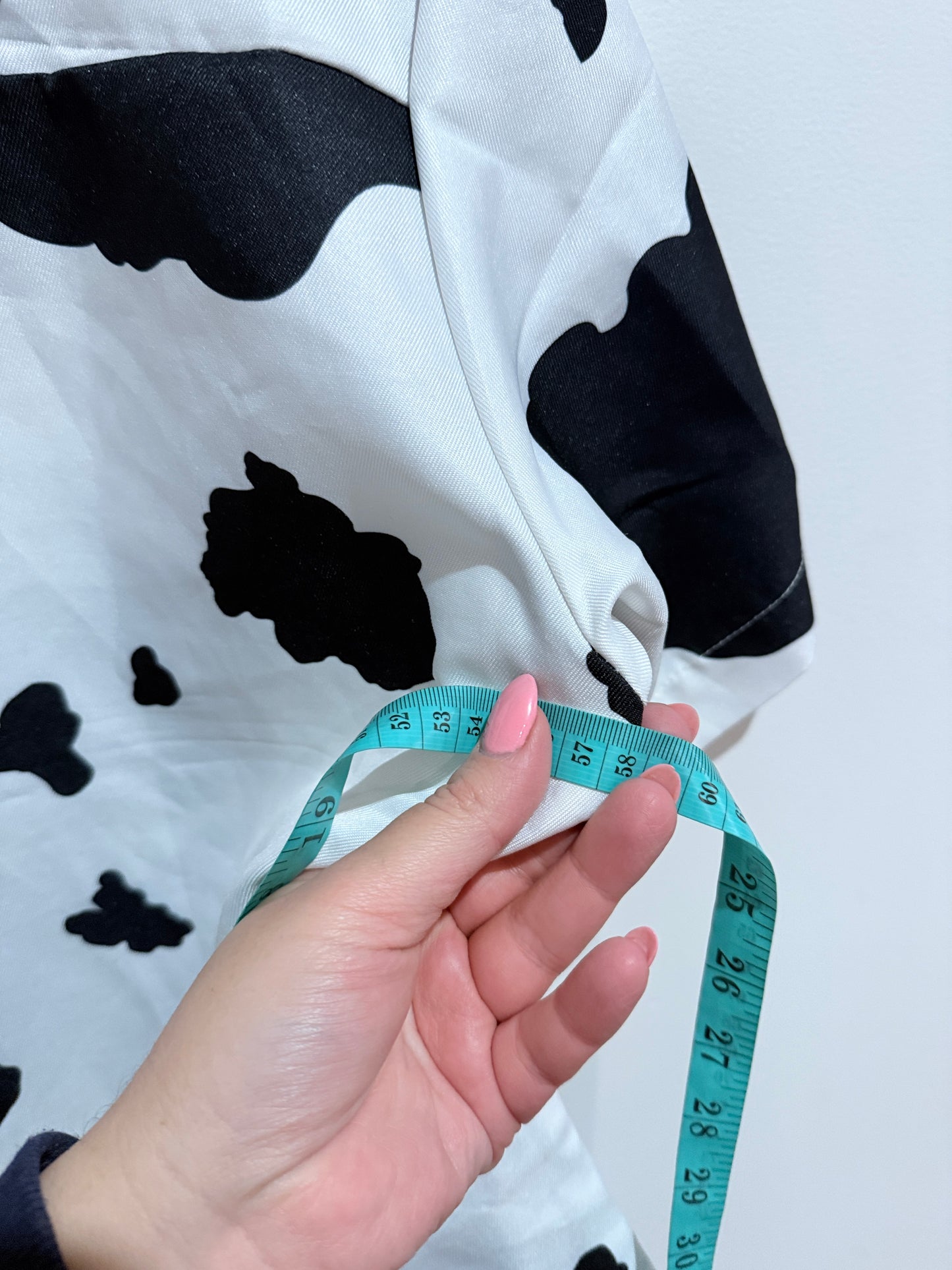 Brand Unknown Cow Print Button-up Shirt Size M | U/Arm to U/Arm 58cm