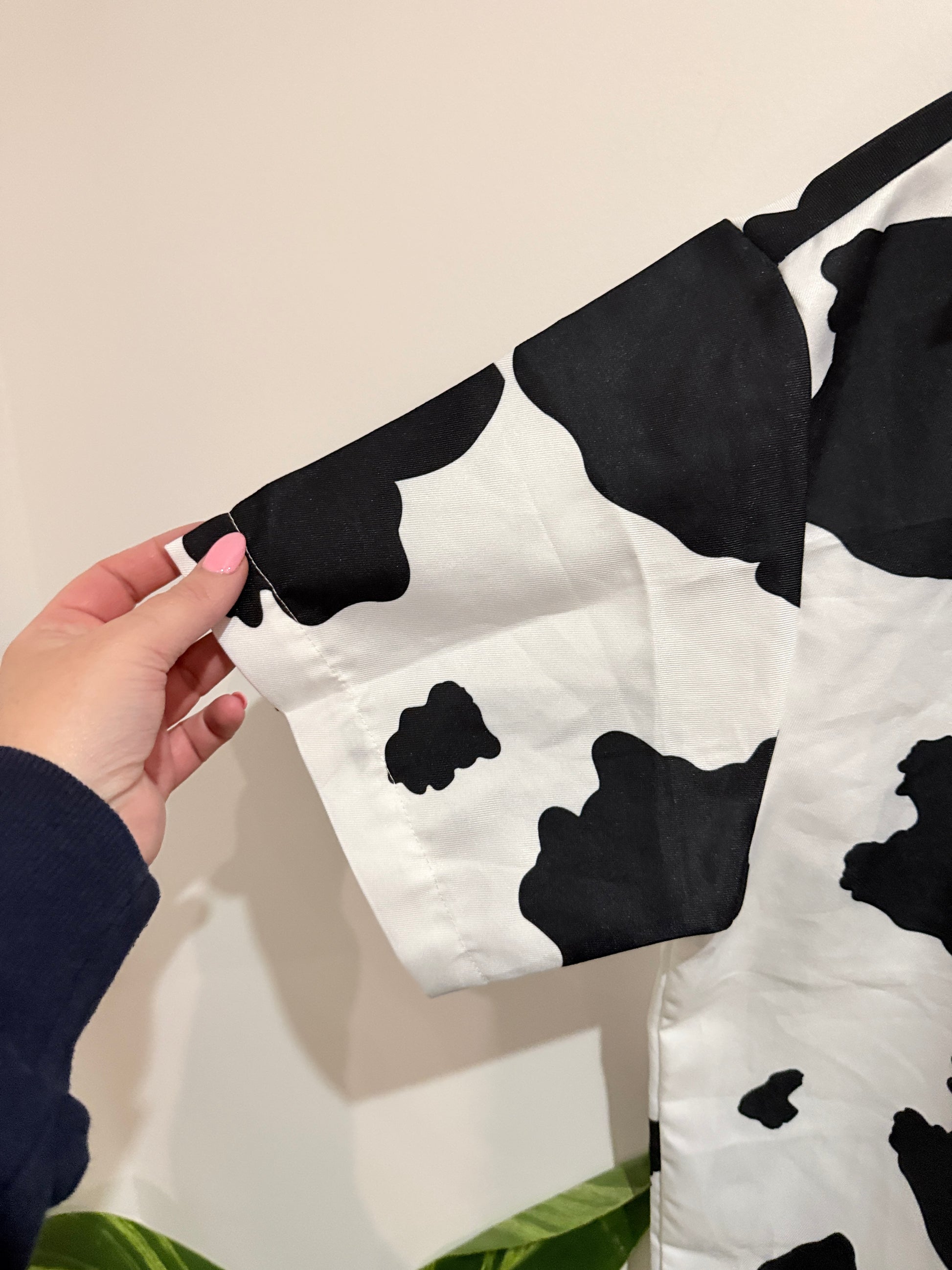 Brand Unknown Cow Print Button-up Shirt Size M | U/Arm to U/Arm 58cm