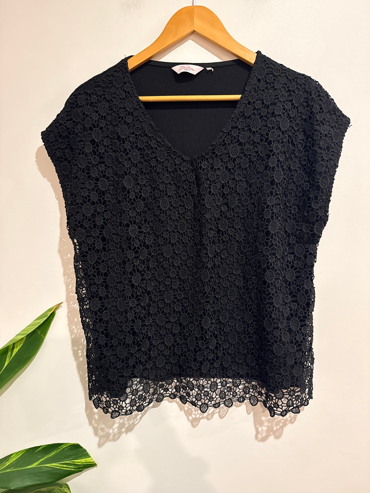 Millers Sheer Lace V-neck Top Size U/Arm to U/Arm 57cm