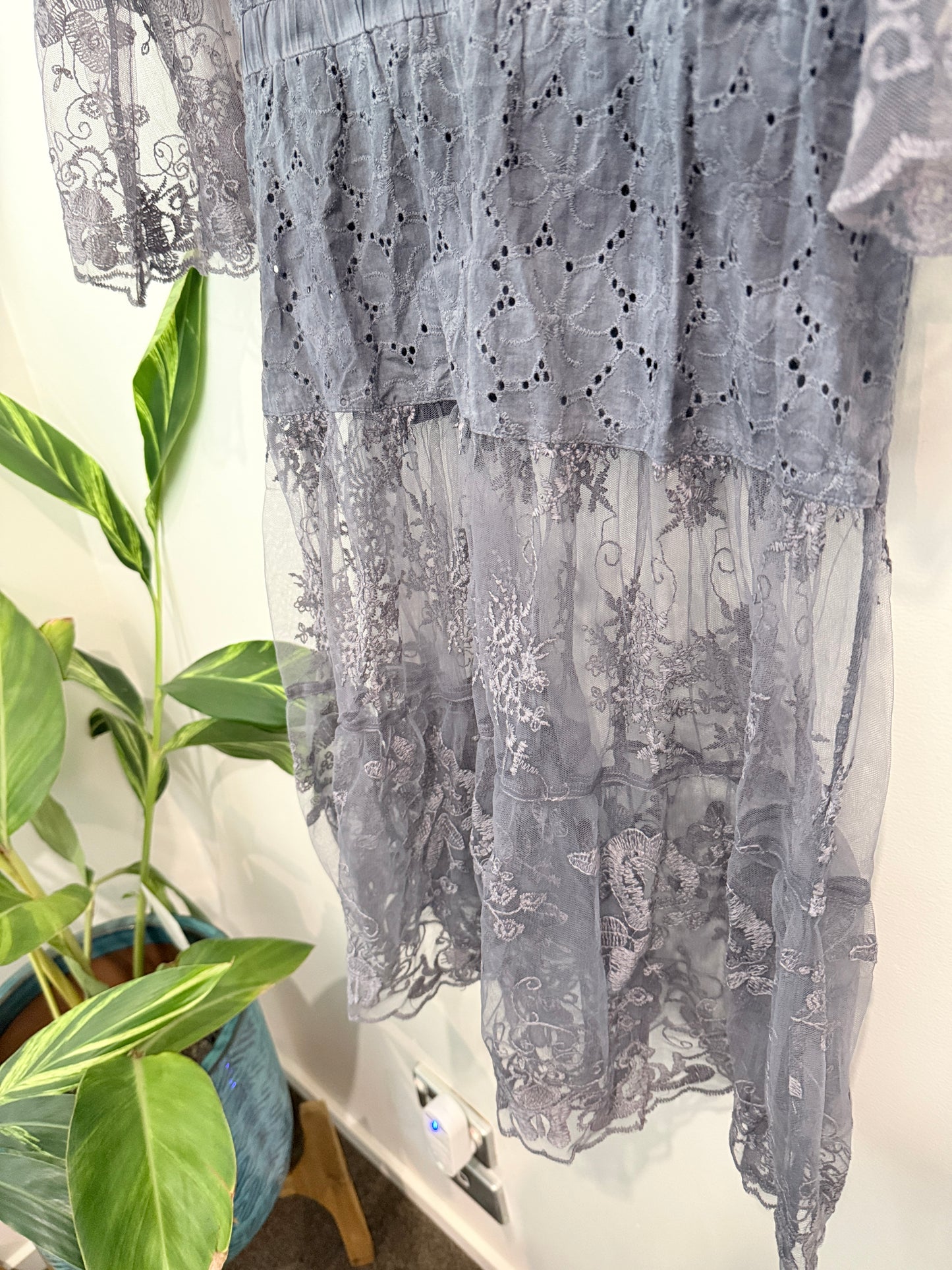 Heine Lace Dress Size 38 | U/Arm to U/Arm 44cm
