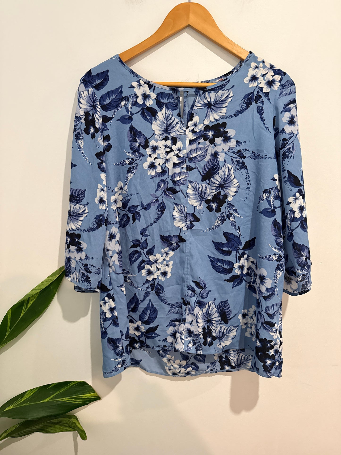 Brand Unknown 3/4-sleeve Floral Top Size U/Arm to U/Arm 49cm