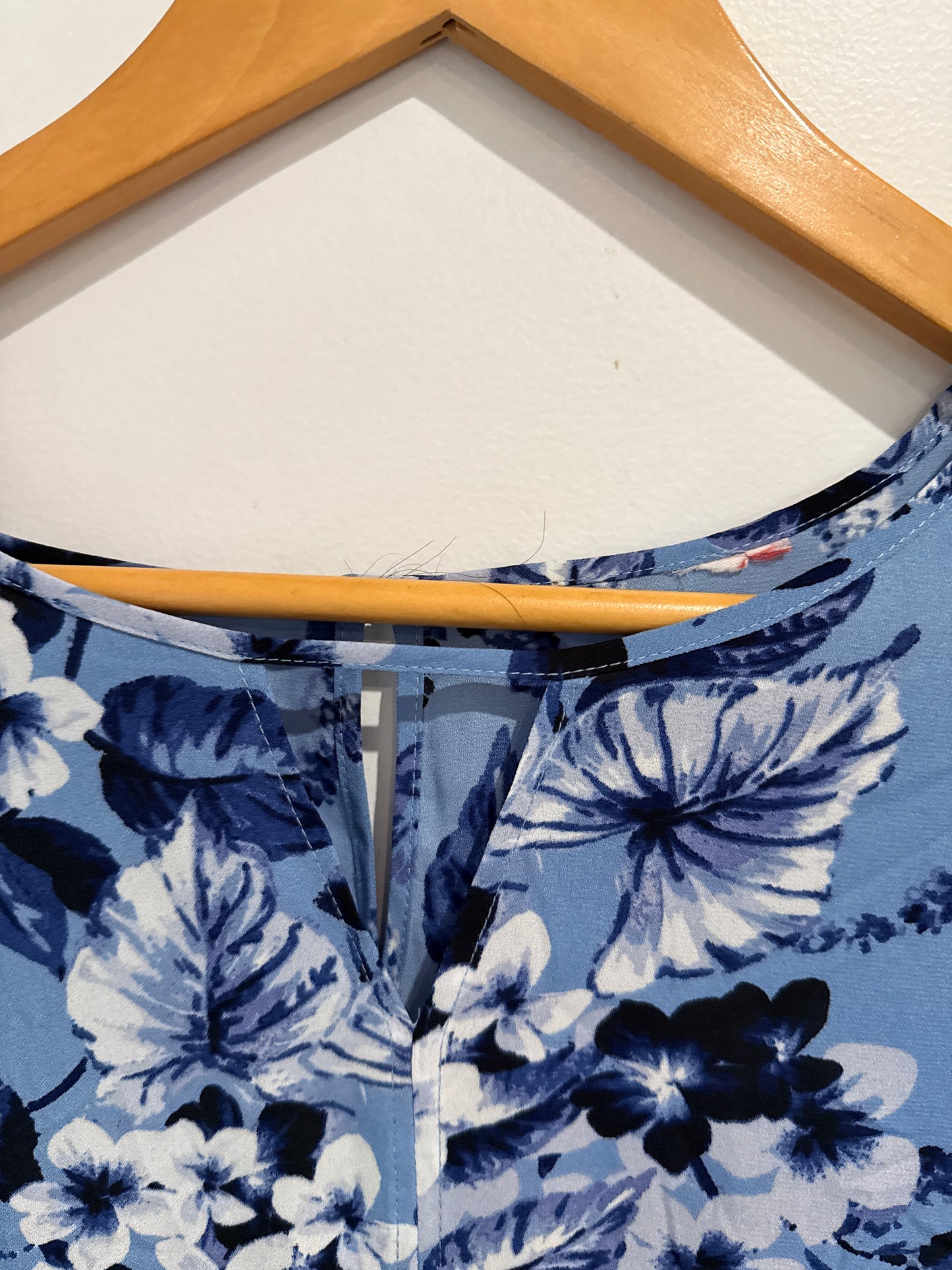 Brand Unknown 3/4-sleeve Floral Top Size U/Arm to U/Arm 49cm