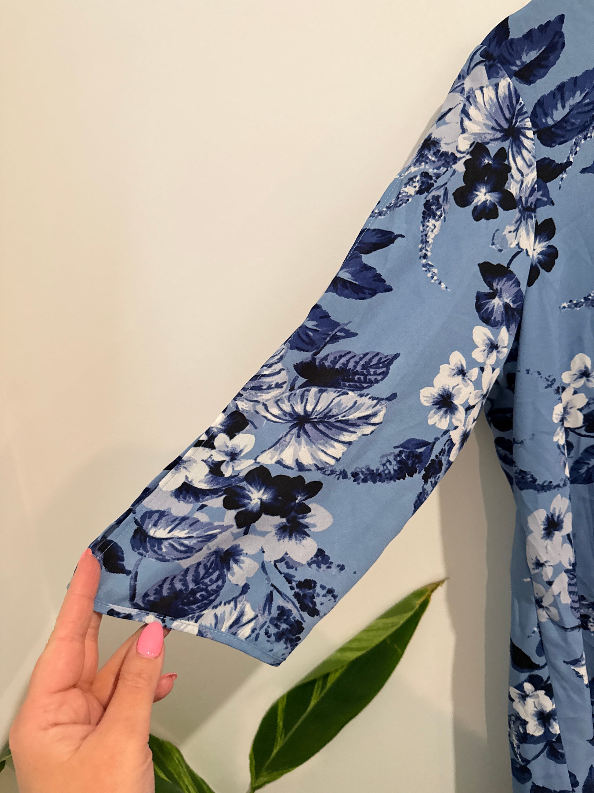 Brand Unknown 3/4-sleeve Floral Top Size U/Arm to U/Arm 49cm