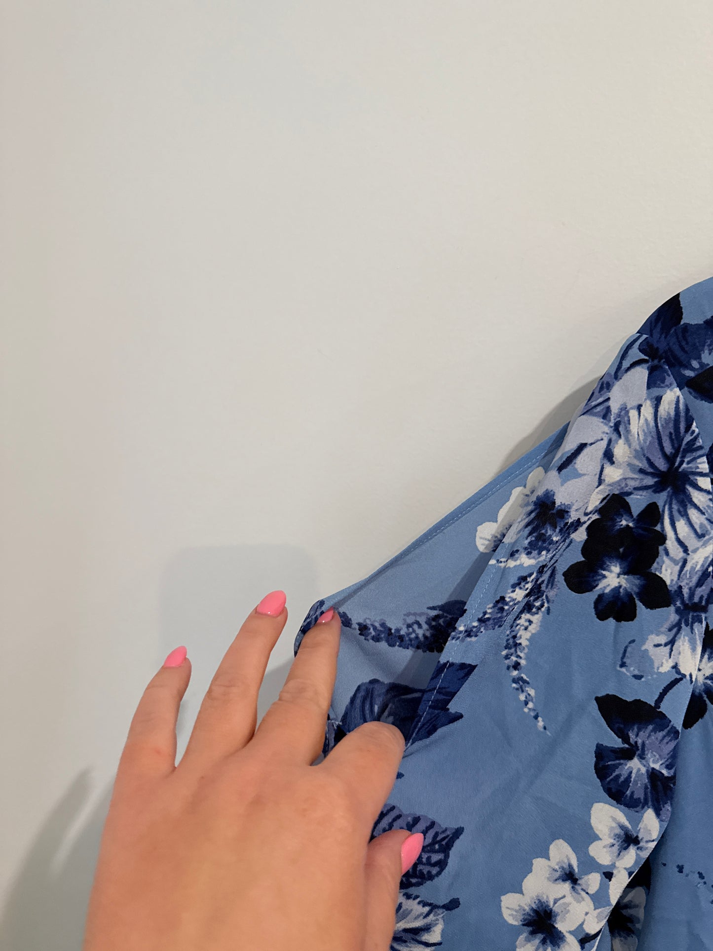 Brand Unknown 3/4-sleeve Floral Top Size U/Arm to U/Arm 49cm