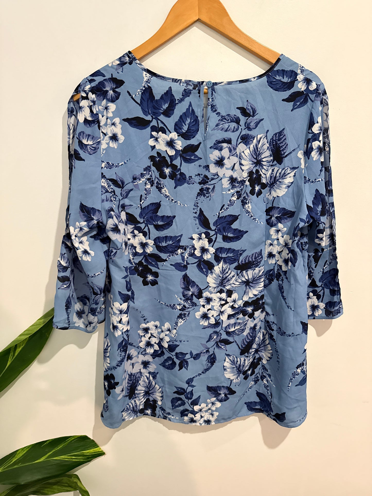 Brand Unknown 3/4-sleeve Floral Top Size U/Arm to U/Arm 49cm