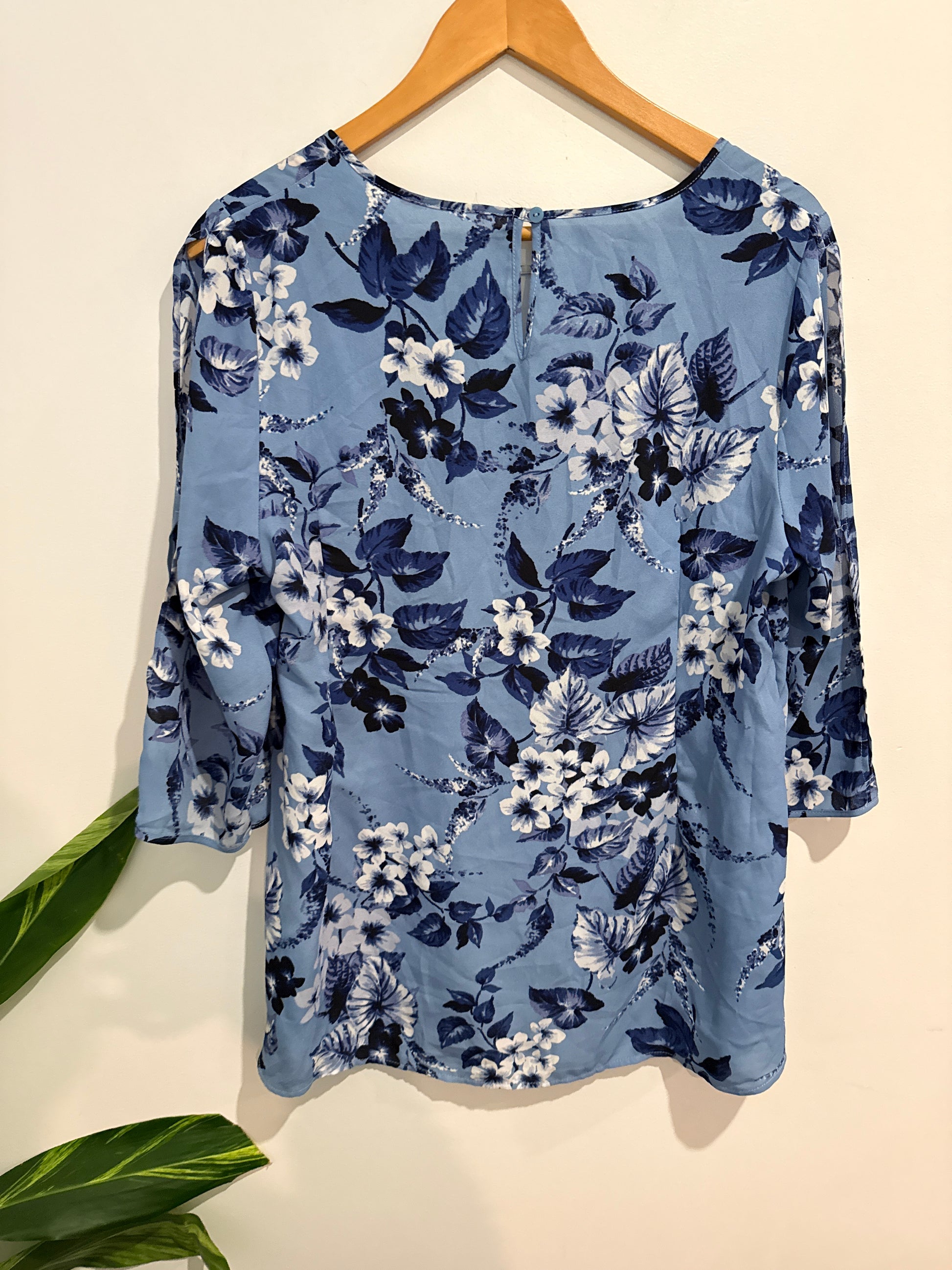 Brand Unknown 3/4-sleeve Floral Top Size U/Arm to U/Arm 49cm