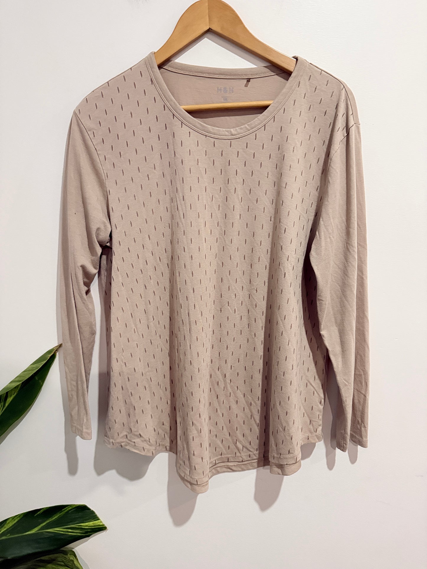 H & H Crew Neck Shirt Size 16