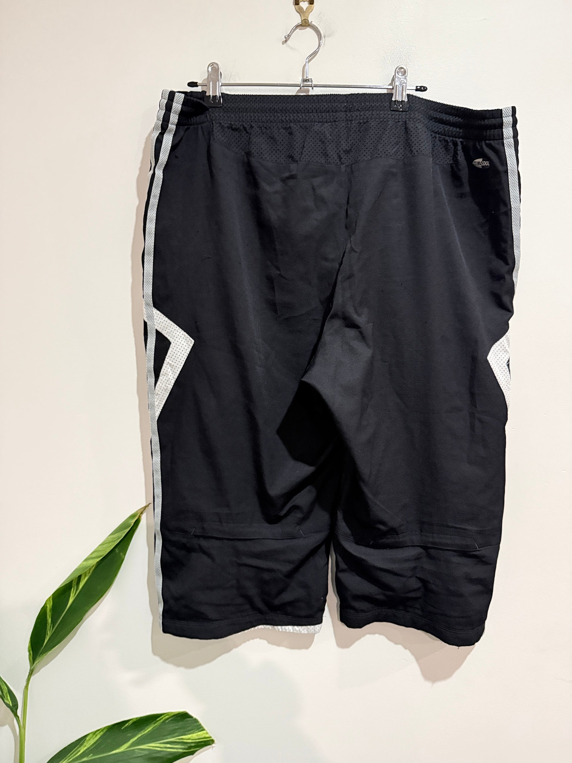 Adidas 3/4 Length Shorts Size Waist 98cm