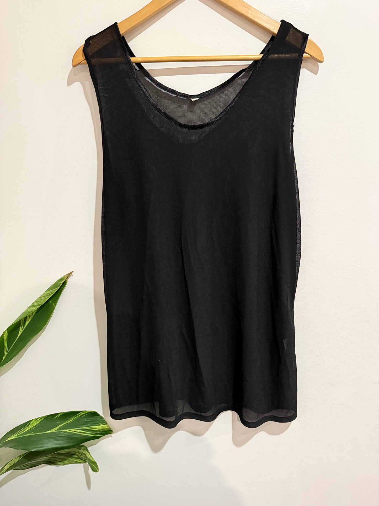 Brand Unknown Mesh Tank Top Size 16 | U/Arm to U/Arm 56cm