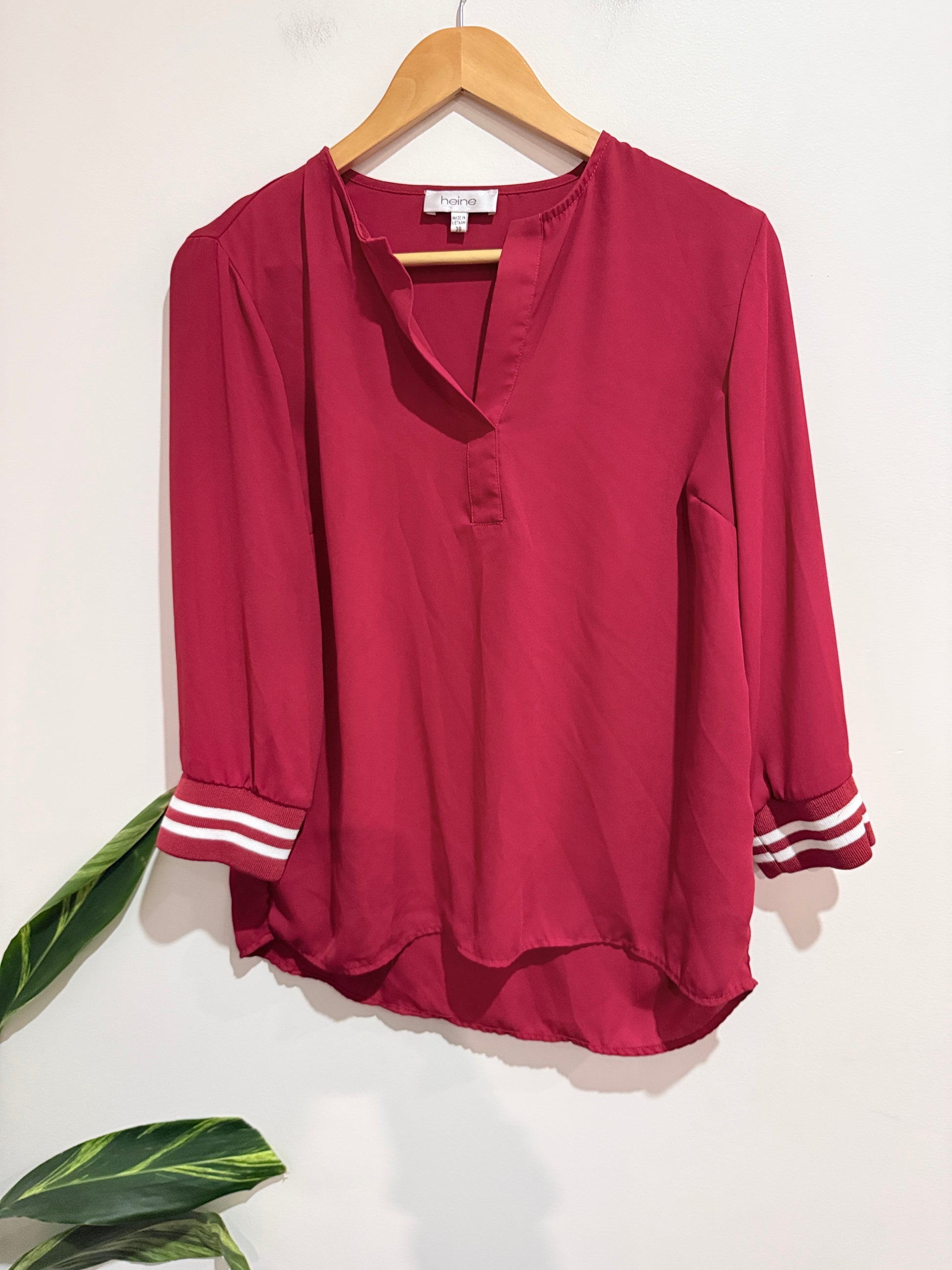 Heine V-neck 3/4-length Cuffed Shirt Size 38 | U/Arm to U/Arm 52cm