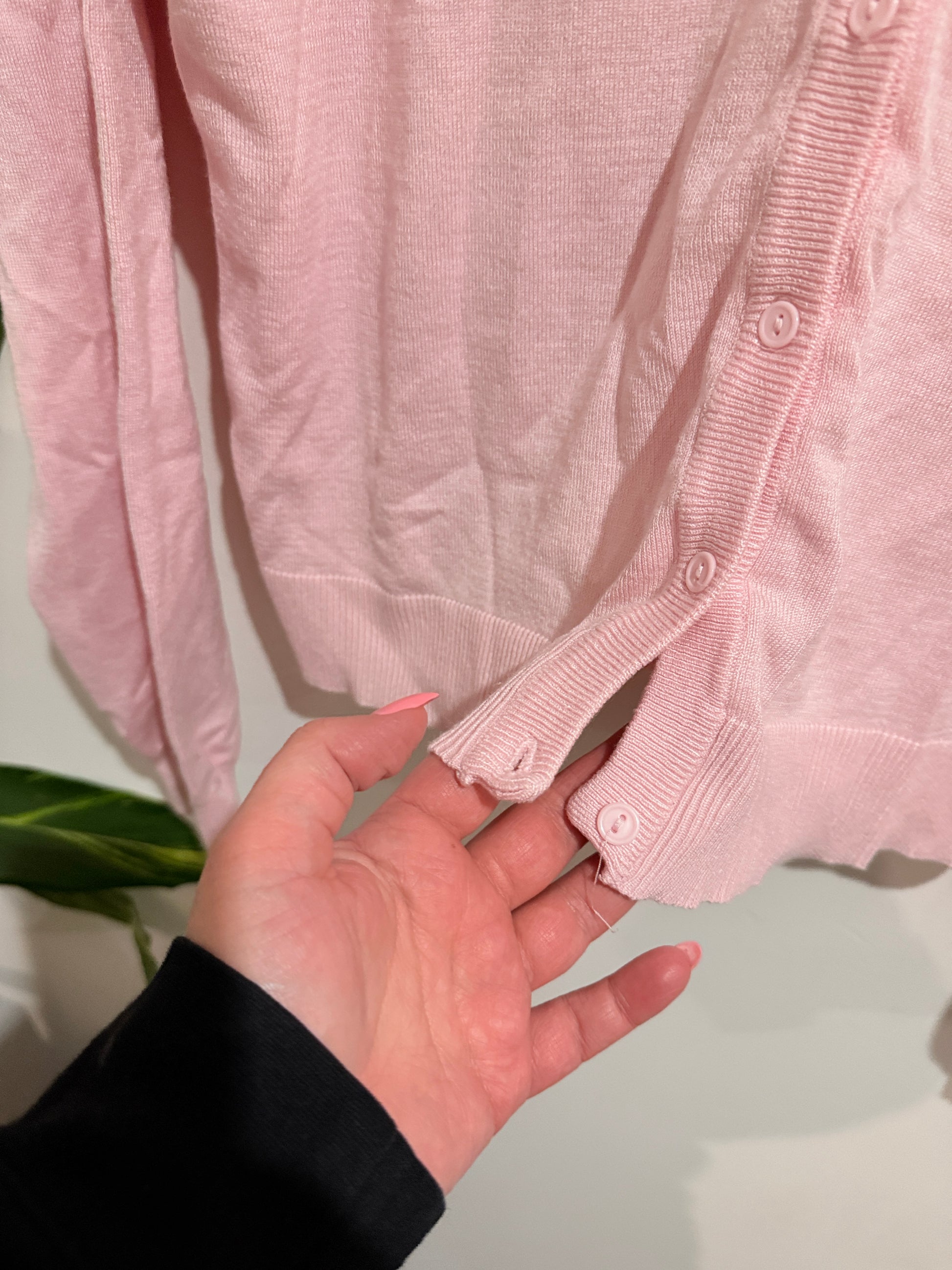 Brand Unknown V-neck Knit Cardigan Size U/Arm to U/Arm 58cm