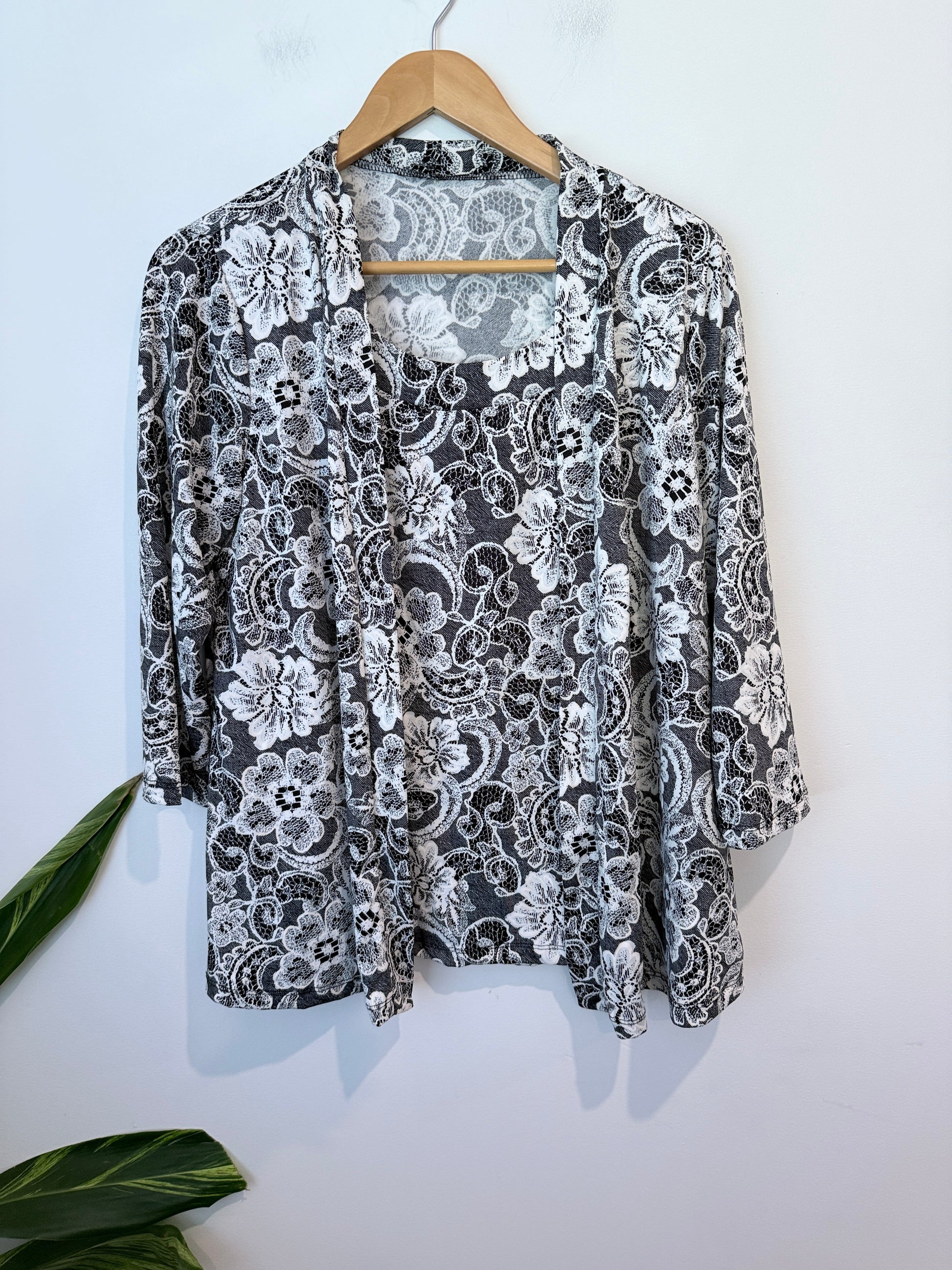 Brand Unknown Open-front Cardigan Jacket Size U/Arm to U/Arm 51cm