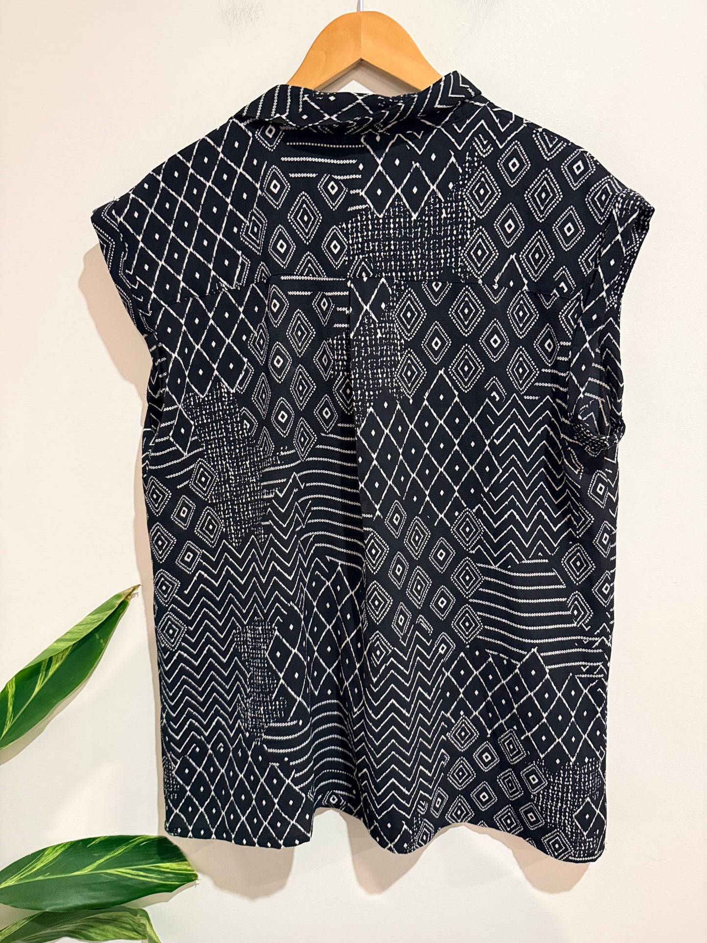 Brand Unknown Sleeveless Shirt Size U/Arm to U/Arm 61cm