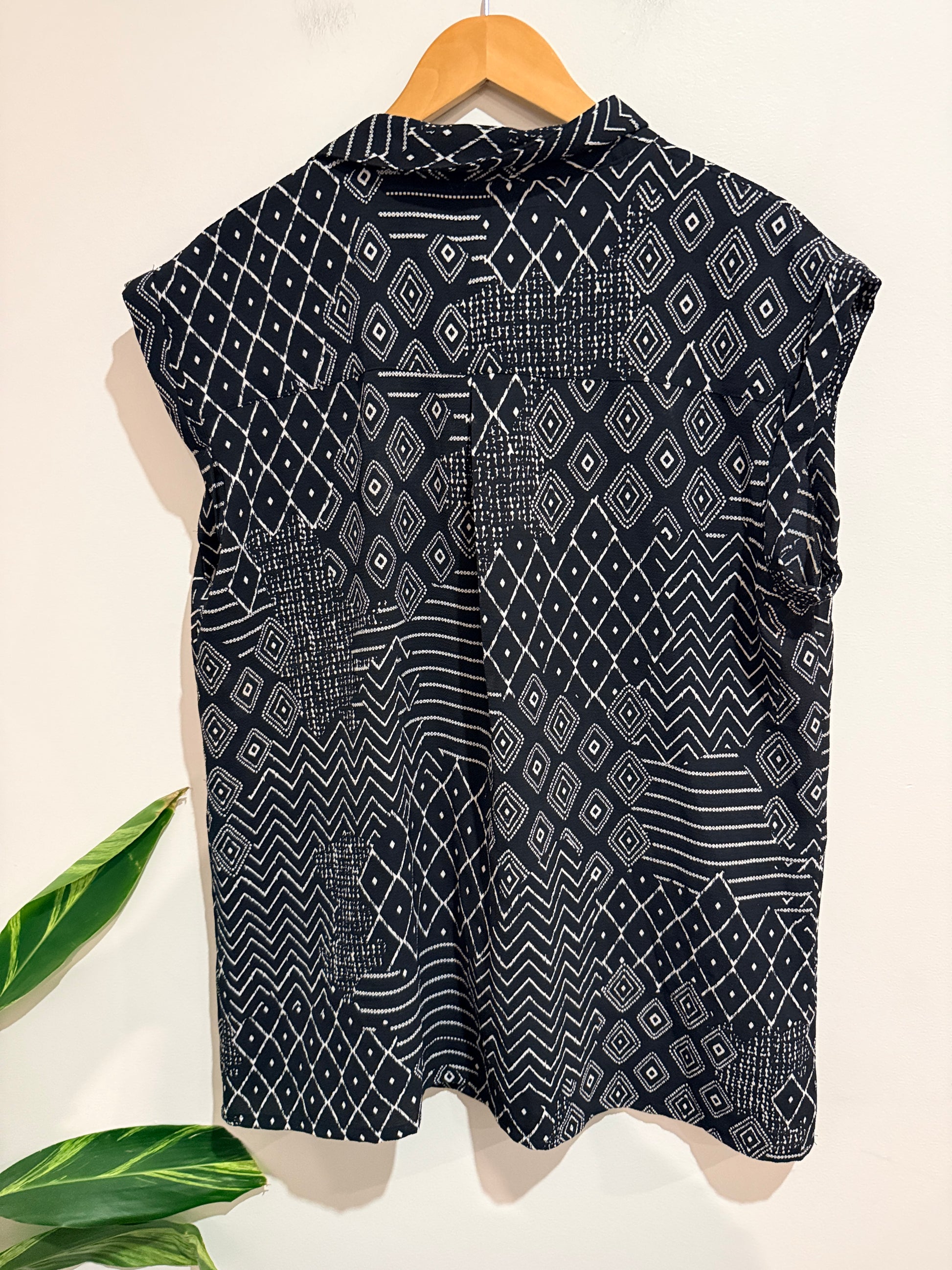 Brand Unknown Sleeveless Shirt Size U/Arm to U/Arm 61cm