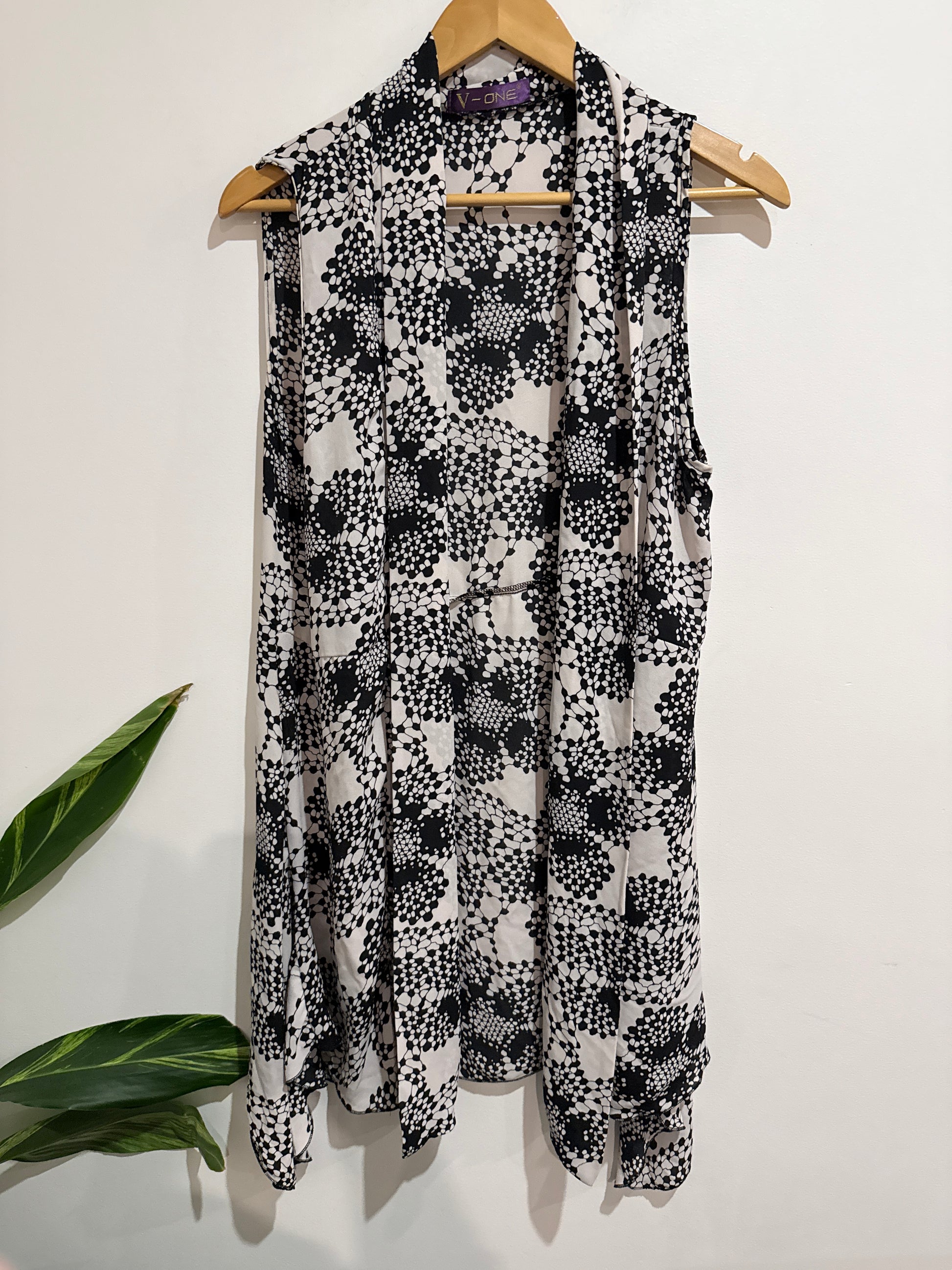 V-one Open-front Cardigan Size U/Arm to U/Arm 52cm