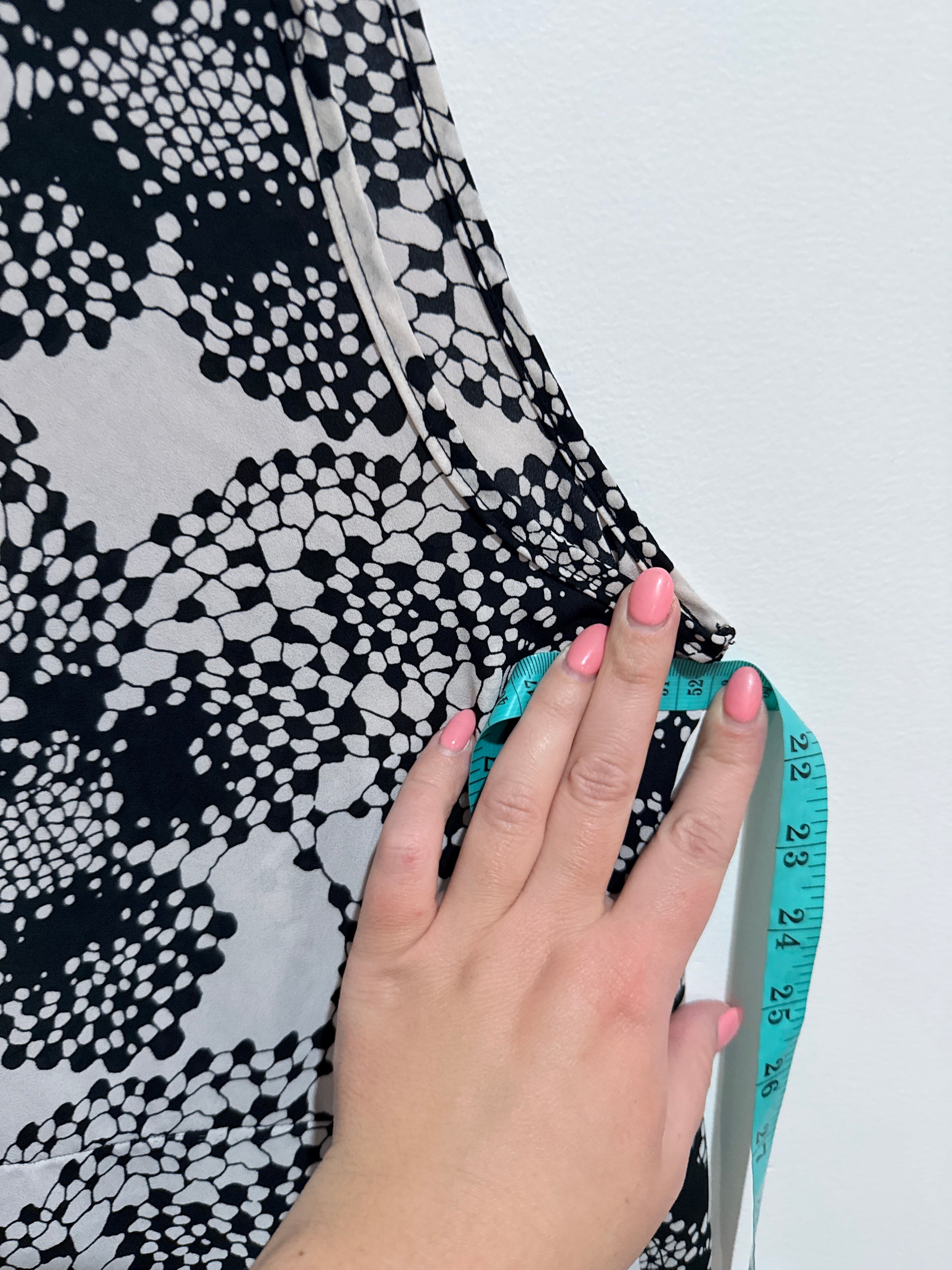 V-one Open-front Cardigan Size U/Arm to U/Arm 52cm