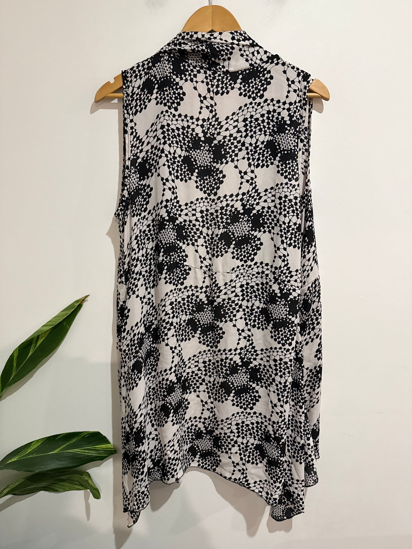 V-one Open-front Cardigan Size U/Arm to U/Arm 52cm