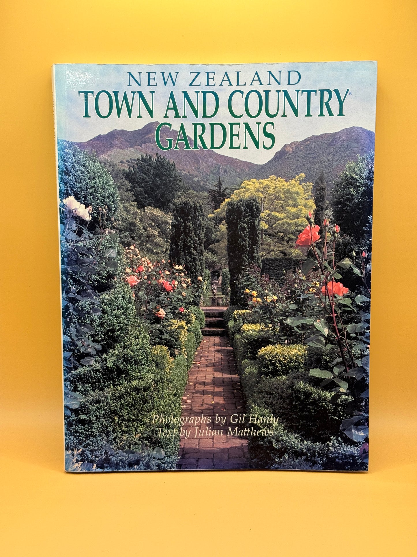 New Zealand Town and Country Gardens by Julian Matthews