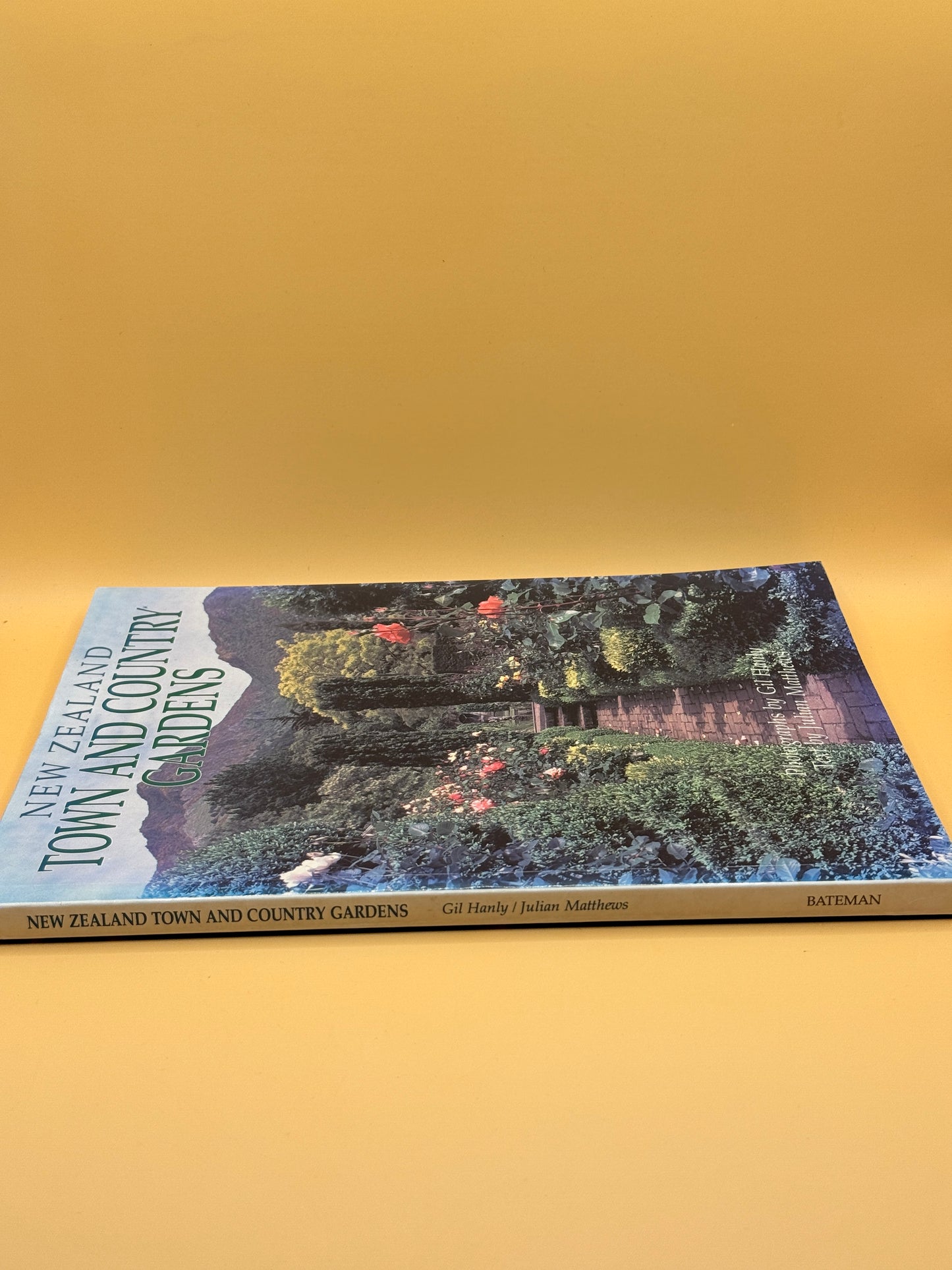 New Zealand Town and Country Gardens by Julian Matthews