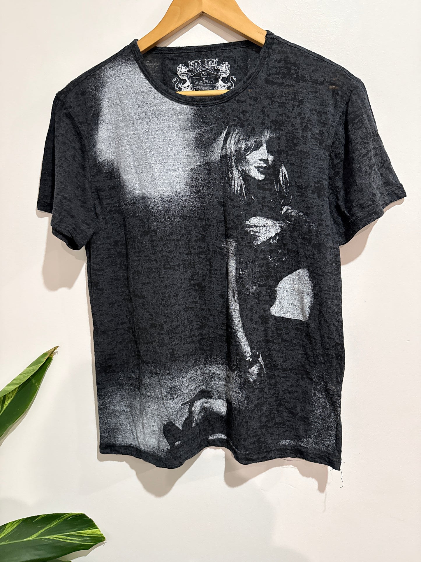 Yd. Unisex T-shirt Size M