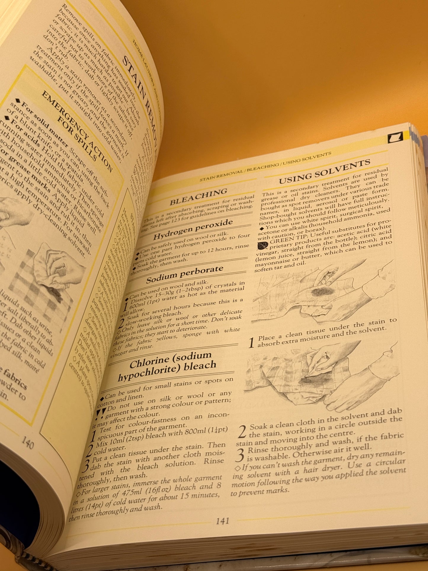 The Collins Book of Household Hints & Tips by Barty Phillips