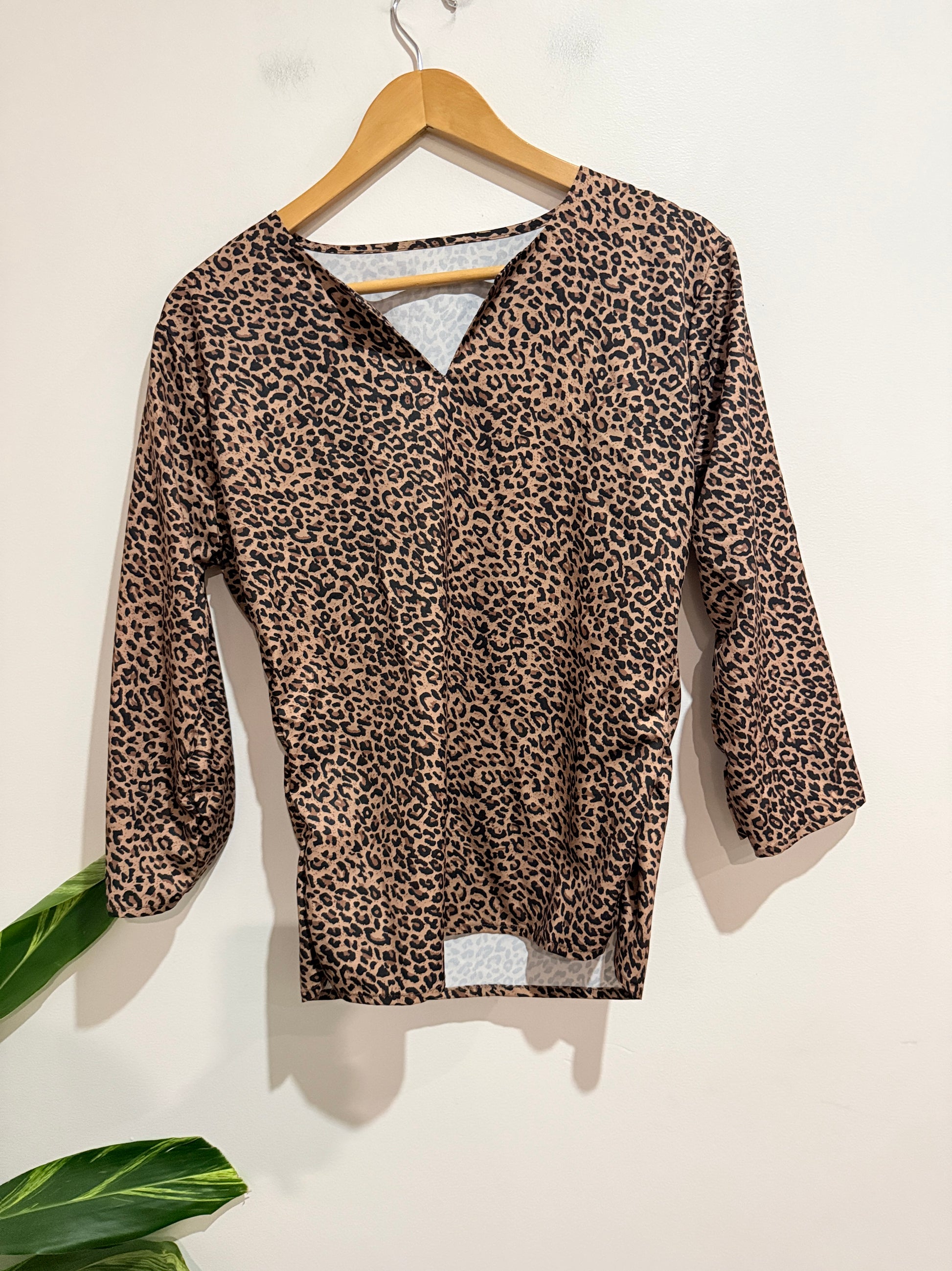 Brand Unknown Leopard Print V-neck Top Size U/Arm to U/Arm 50cm