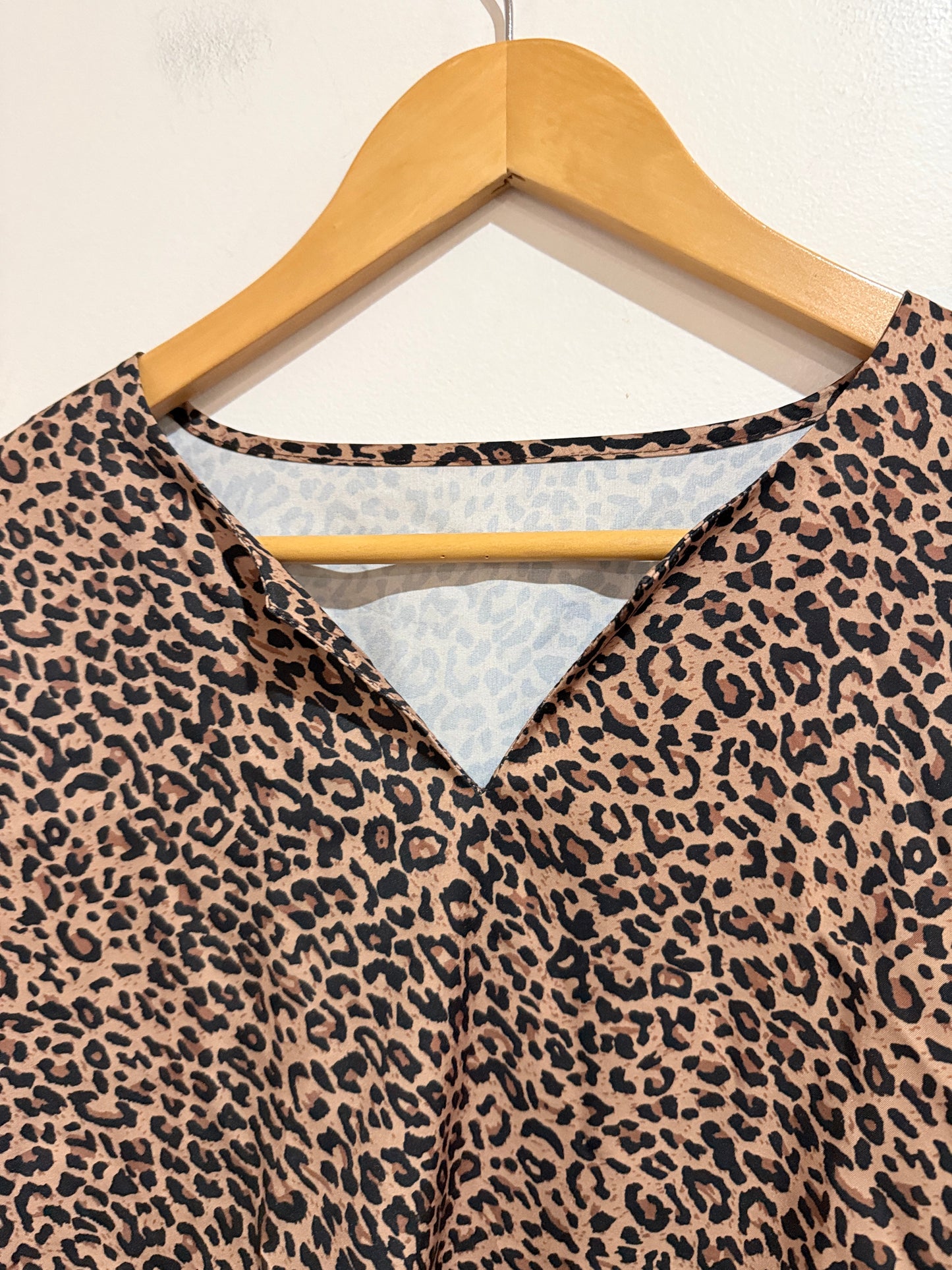 Brand Unknown Leopard Print V-neck Top Size U/Arm to U/Arm 50cm