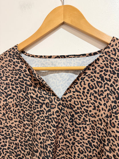 Brand Unknown Leopard Print V-neck Top Size U/Arm to U/Arm 50cm