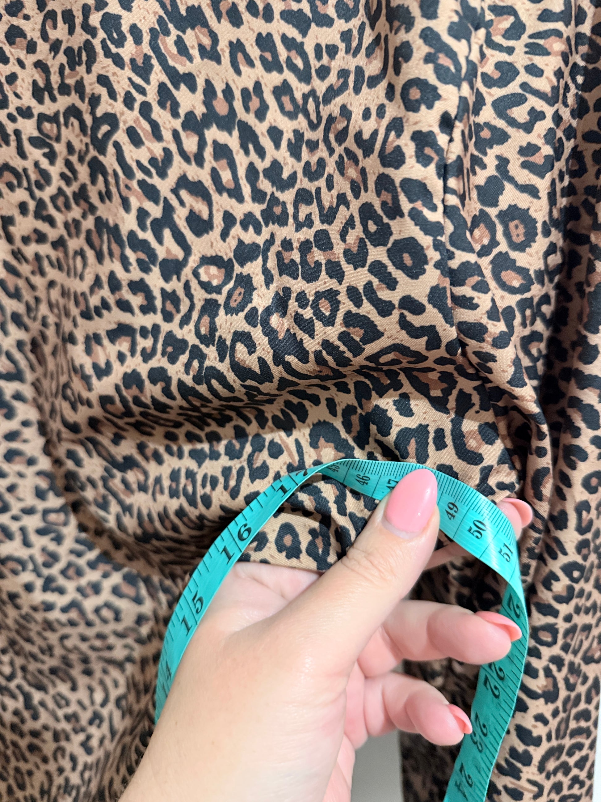 Brand Unknown Leopard Print V-neck Top Size U/Arm to U/Arm 50cm