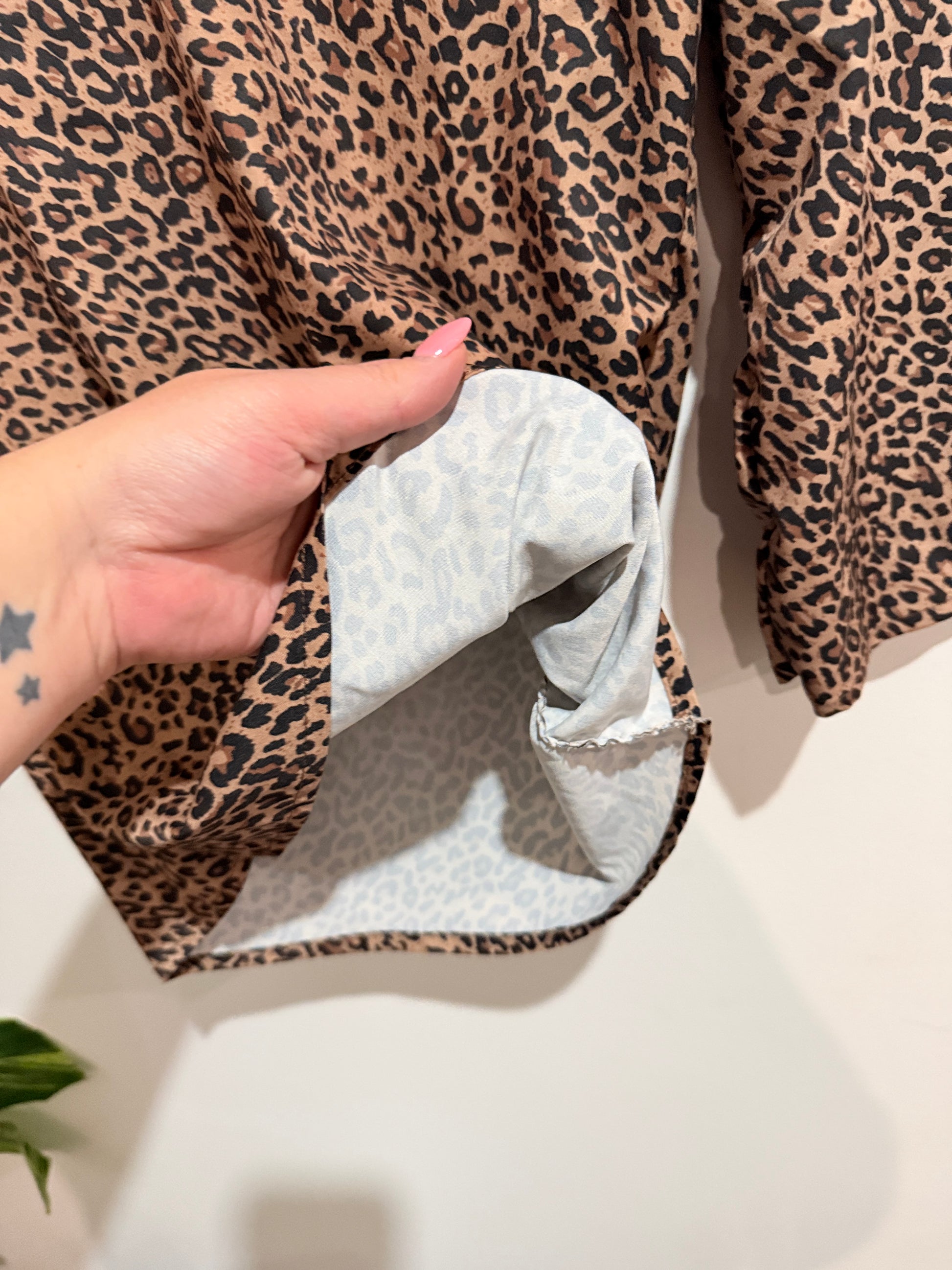 Brand Unknown Leopard Print V-neck Top Size U/Arm to U/Arm 50cm