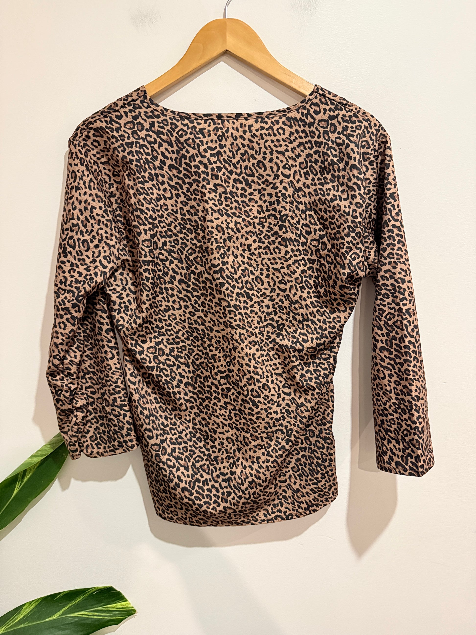 Brand Unknown Leopard Print V-neck Top Size U/Arm to U/Arm 50cm