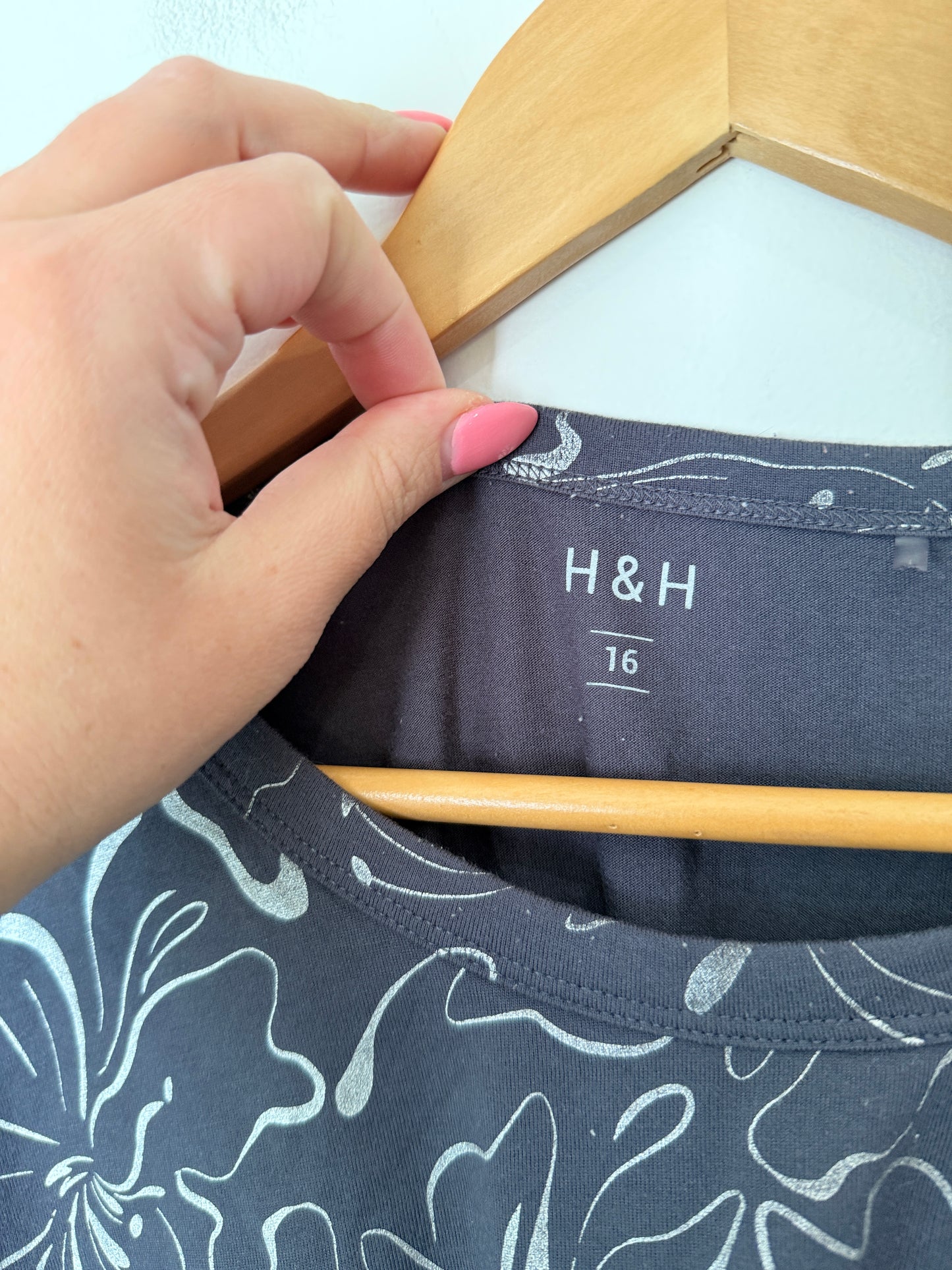 H & H Short-sleeve Crew Neck Tee Size 16