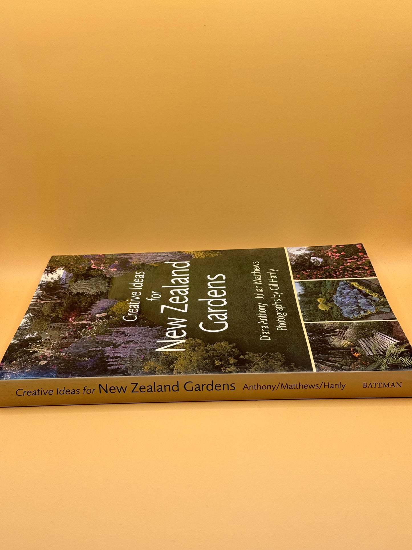 Creative Ideas for New Zealand Gardens by Diana Anthony and Julian Matthews
