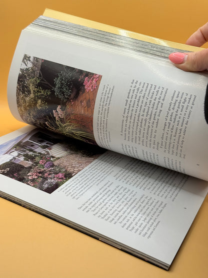 Creative Ideas for New Zealand Gardens by Diana Anthony and Julian Matthews